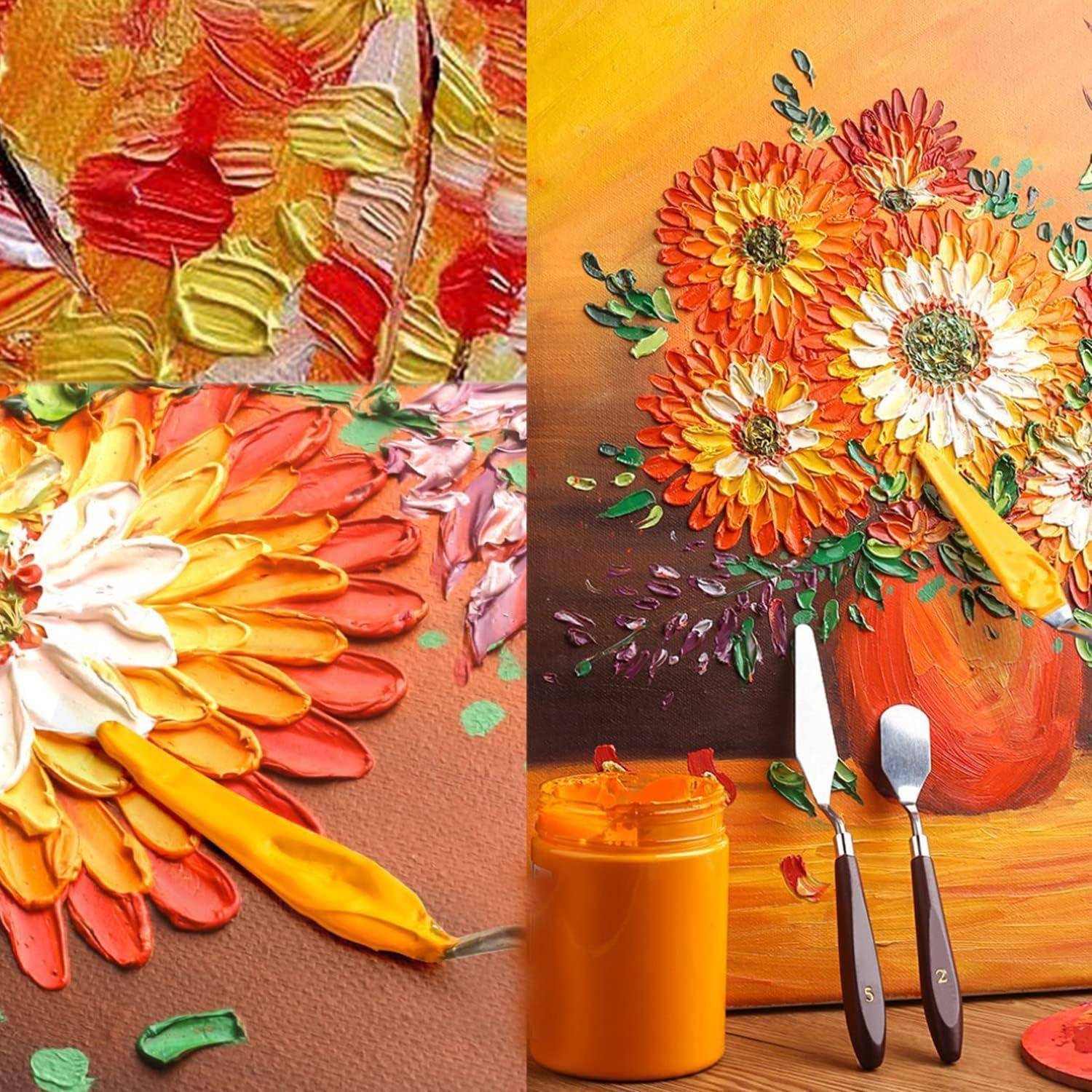 Ein lebendiges Gemälde präsentiert einen Blumenstrauß in leuchtenden Farben in einer Vase, neben Malutensilien und einem Glas orangefarbener Farbe auf einem Tisch.