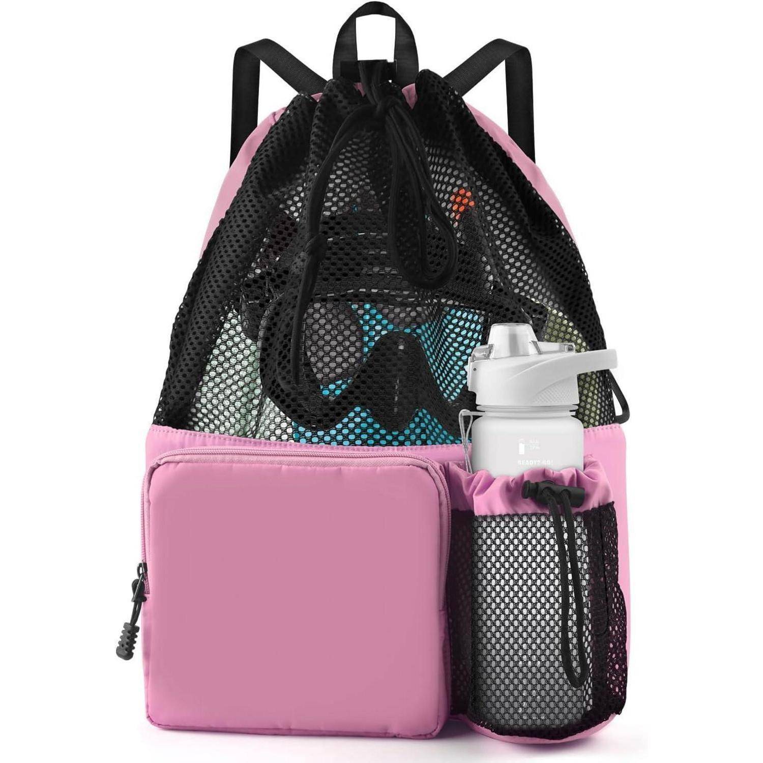 Ein Mesh-Rucksack mit Kordelzug in Schwarz und Pink, der Schnorchelausrüstung enthält. Eine Wasserflasche befindet sich in der Seitentasche, mit einer pinkfarbenen Vordertasche.