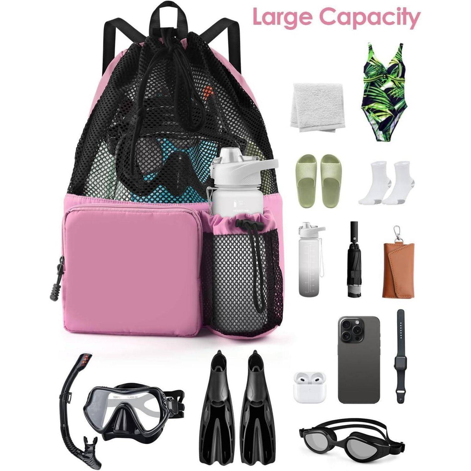 Ein rosa Mesh-Rucksack mit der Aufschrift "Große Kapazität"" enthält Schwimmausrüstung und Zubehör, einschließlich einer Wasserflasche, eines Handtuchs, Badebekleidung, einer Maske und Schwimmbrille.