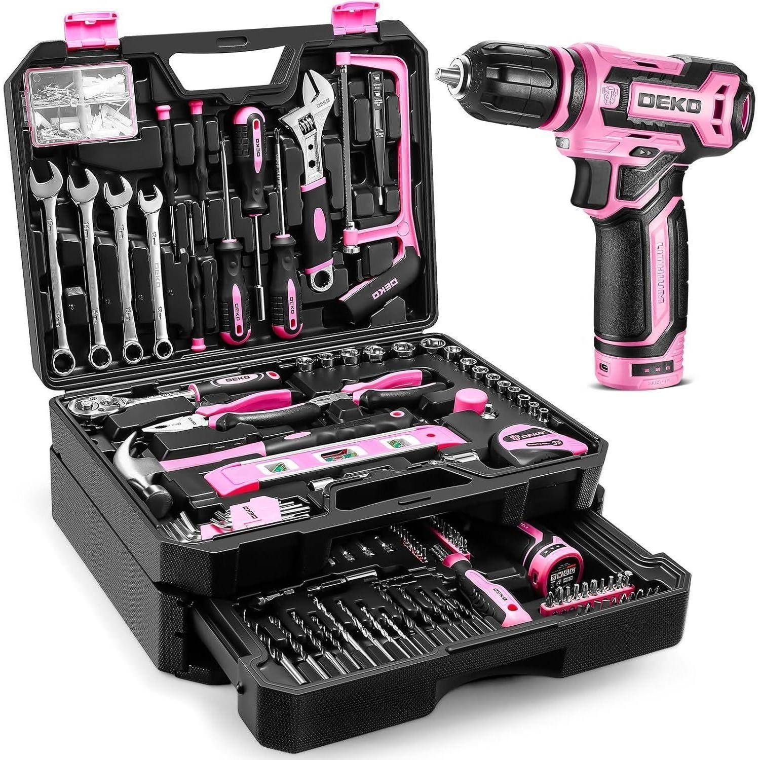 Ein rosa-schwarzes Werkzeugset und Bohrmaschinen-Set, bestehend aus Schraubschlüsseln, Schraubenziehern und Bits, untergebracht in einem schwarzen Koffer.