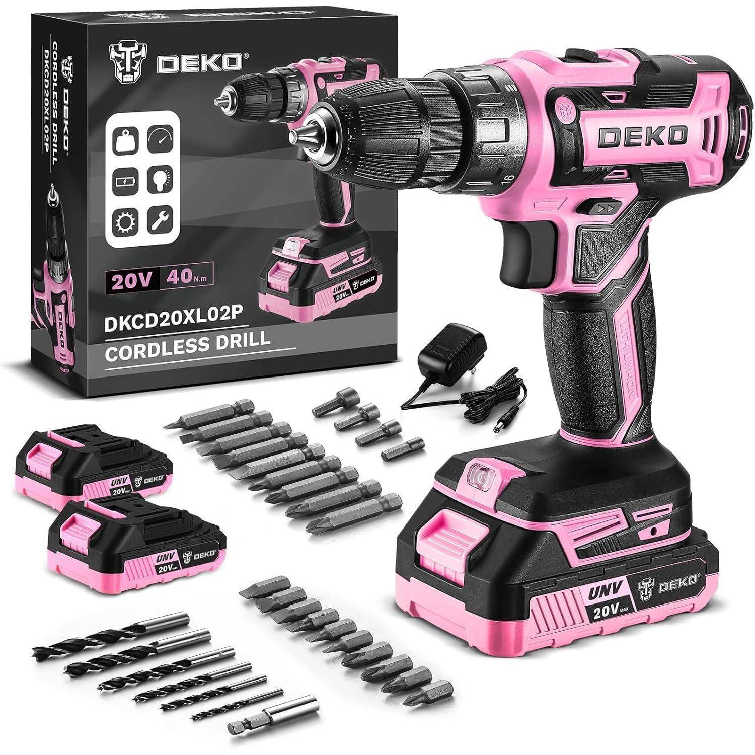 Rosa kabellose Bohrmaschine mit mehreren Bohraufsätzen, Akkupacks und einem Ladegerät. Box zeigt die Marke 'DEKO' und die Eigenschaften der Bohrmaschine.