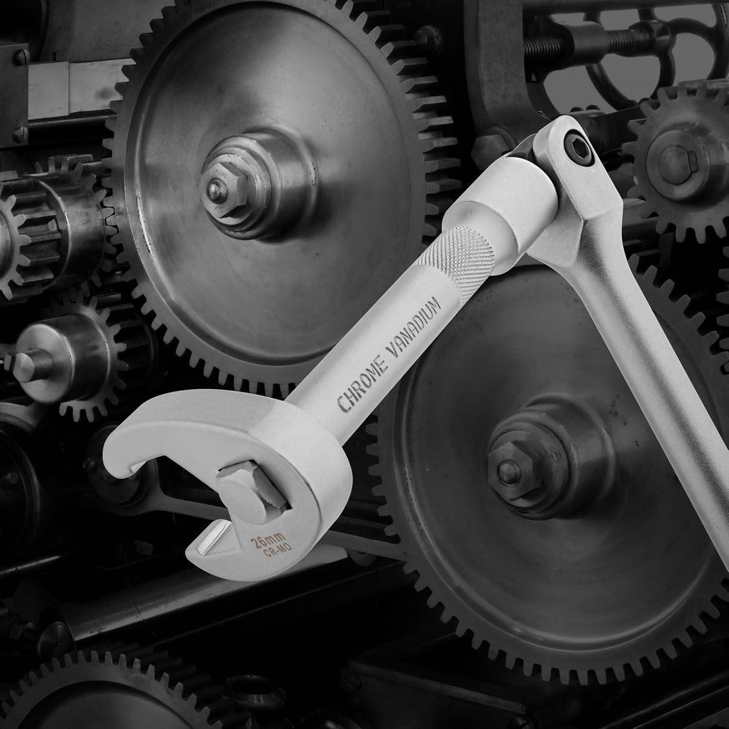 Eine Nahaufnahme von mechanischen Zahnrädern, auf denen ein verstellbarer Schraubenschlüssel mit der Aufschrift 