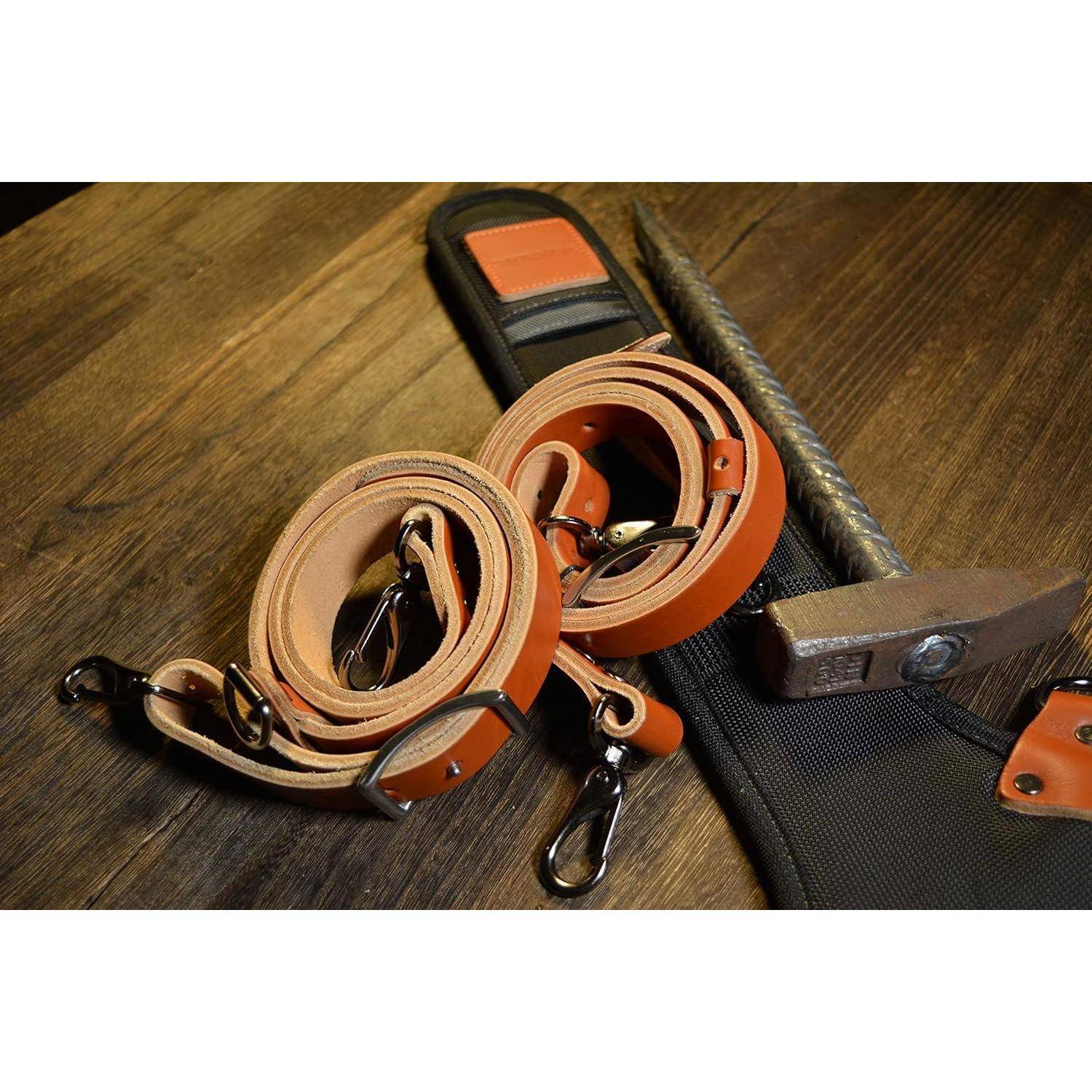 Lederne Handgelenk-Manschetten mit Metallschnallen und Clips liegen auf einer Holzoberfläche, daneben eine schwarze Fessel-Riemen und eine Metallstange.