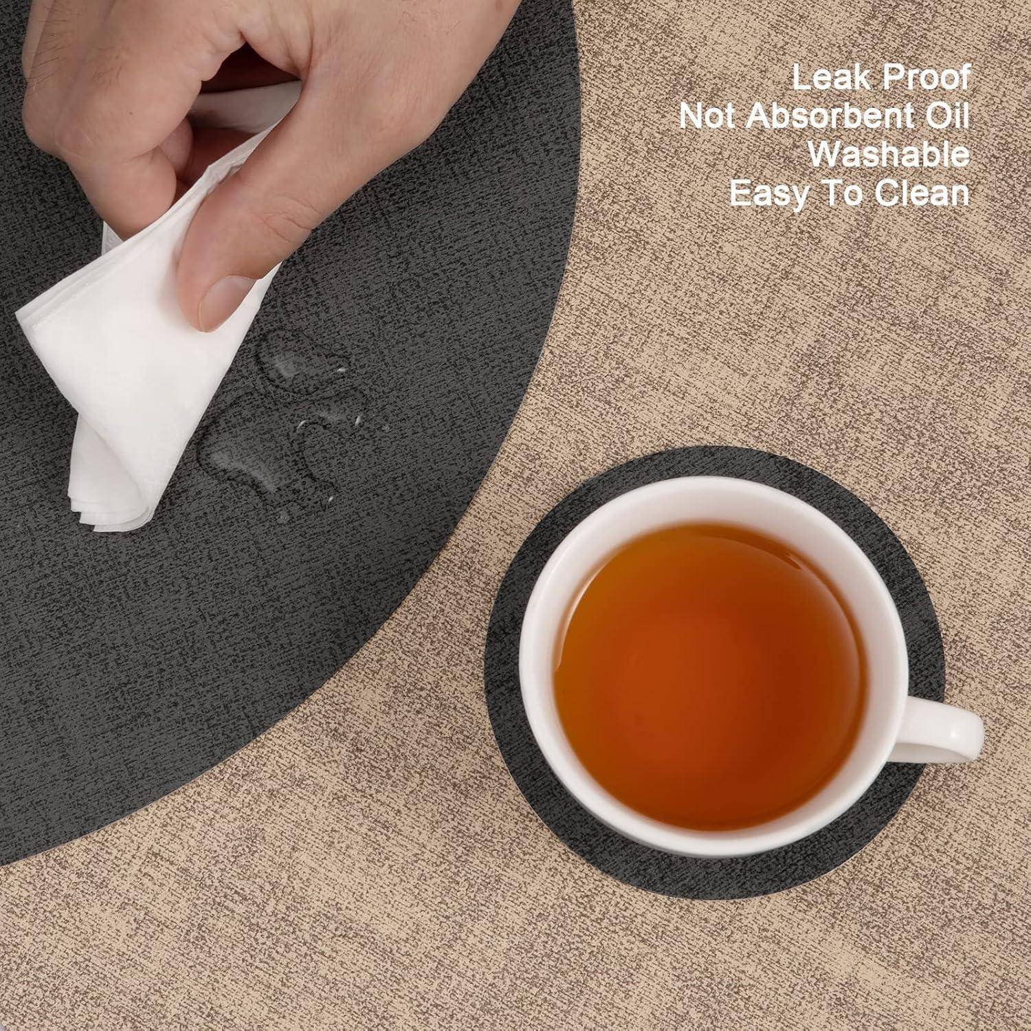 Eine Hand wischt Flüssigkeit mit einer Serviette von einem Tisch, neben einer Tasse Tee. Text lautet: 