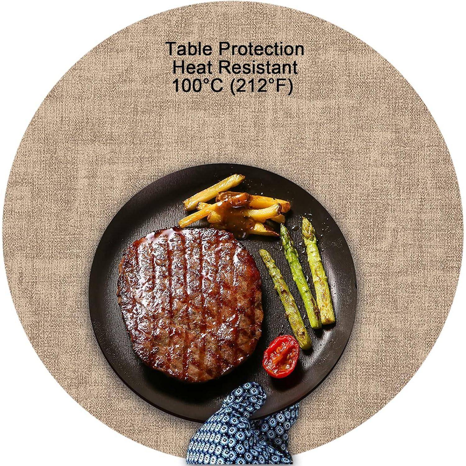 Teller mit Steak, Spargel und Pommes auf einer Matte mit der Aufschrift 