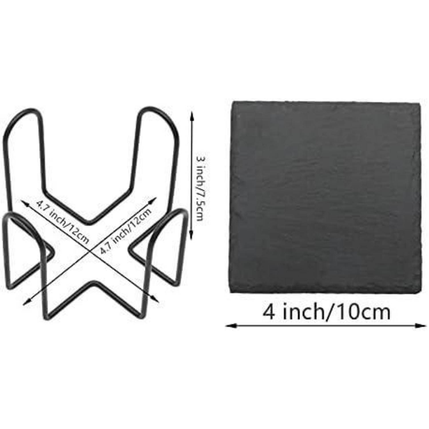 Ein schwarzer Metallständer mit Abmessungen von 4,7 Zoll/12 cm mal 3 Zoll/7,5 cm neben einer 4 Zoll/10 cm großen schwarzen quadratischen Schieferplatte.