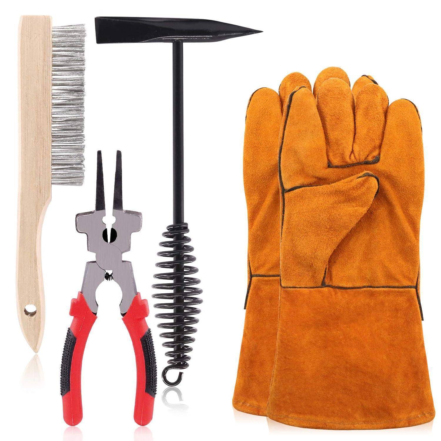 Ein Set von Kaminarmaturen bestehend aus einer Drahtbürste, einem Schürhaken, Zangen mit roten Griffen und orangefarbenen hitzebeständigen Handschuhen.