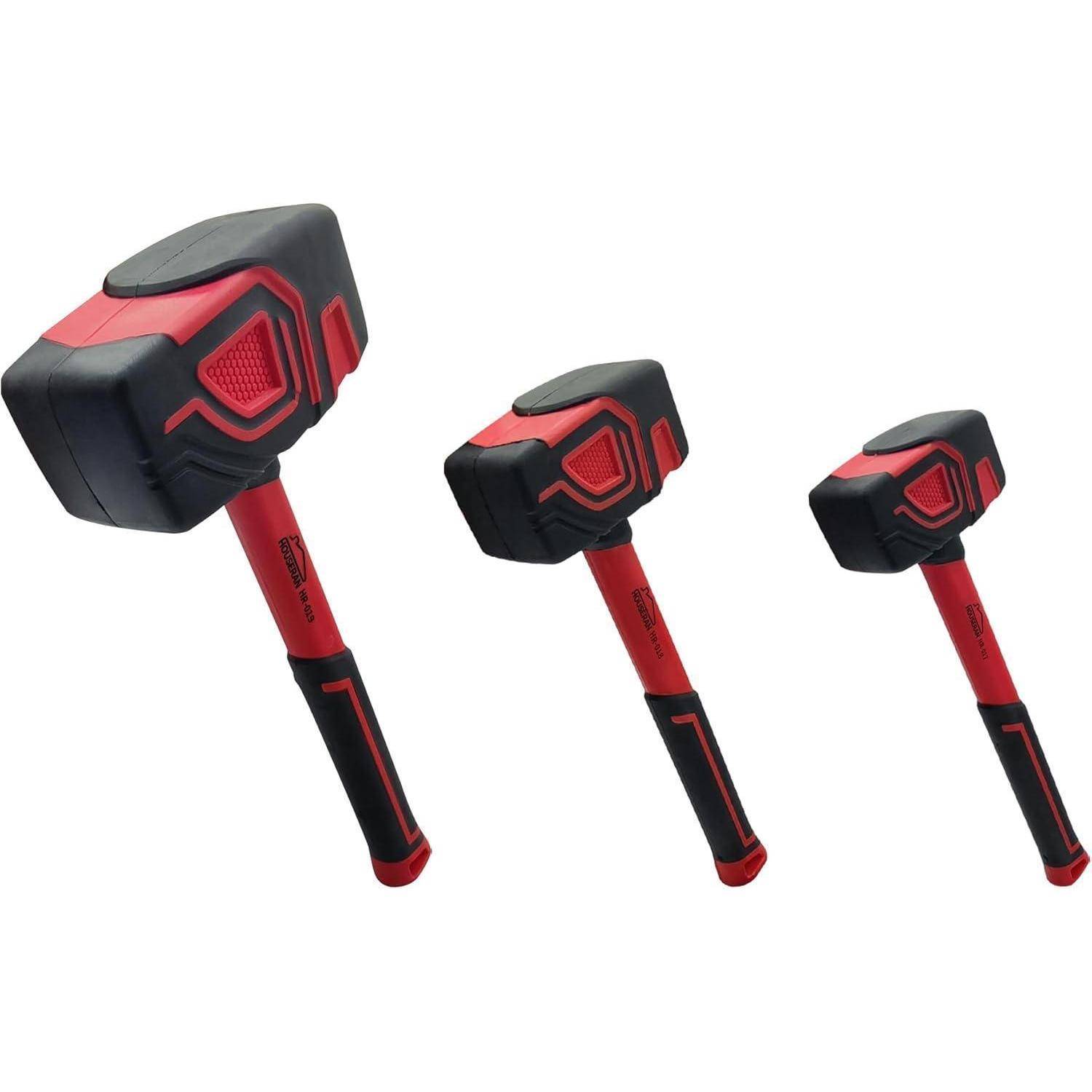 Drei rote und schwarze Vorschlaghämmer unterschiedlicher Größen werden vor einem weißen Hintergrund präsentiert, wobei ihr robustes Design und Griff hervorgehoben werden.