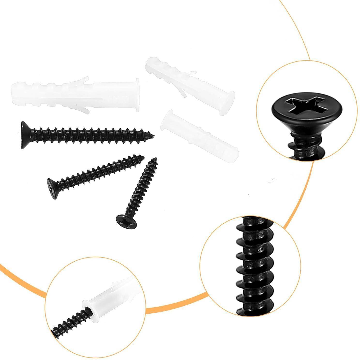 Fünf Schrauben und vier weiße Plastikwanddübel sind ausgelegt. Die Schrauben sind schwarz und variieren in ihrer Größe. Die Dübel sind weiß.