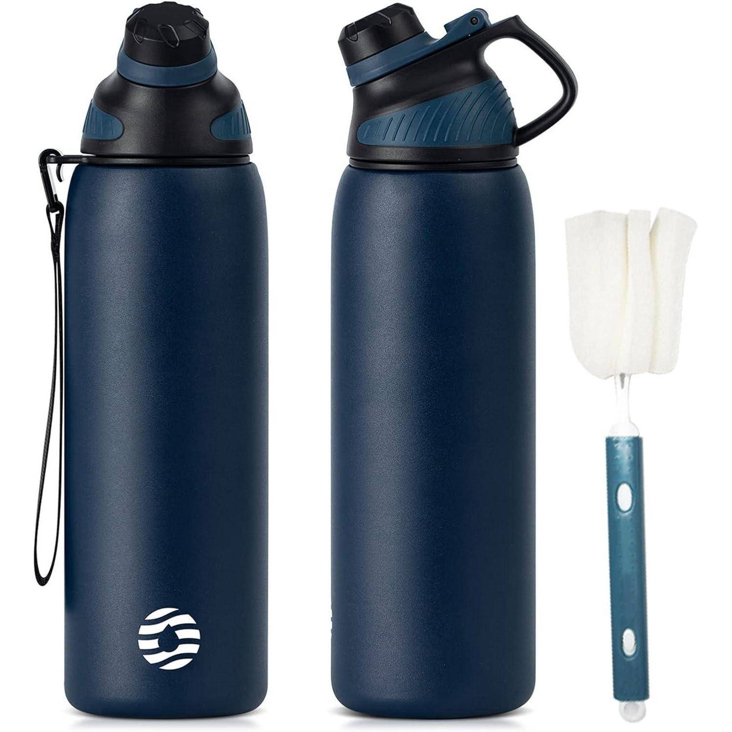Zwei dunkelblau Wasserflaschen mit schwarzen Deckeln und eine Reinigungsbürste mit blauem Griff und weißen Borsten.