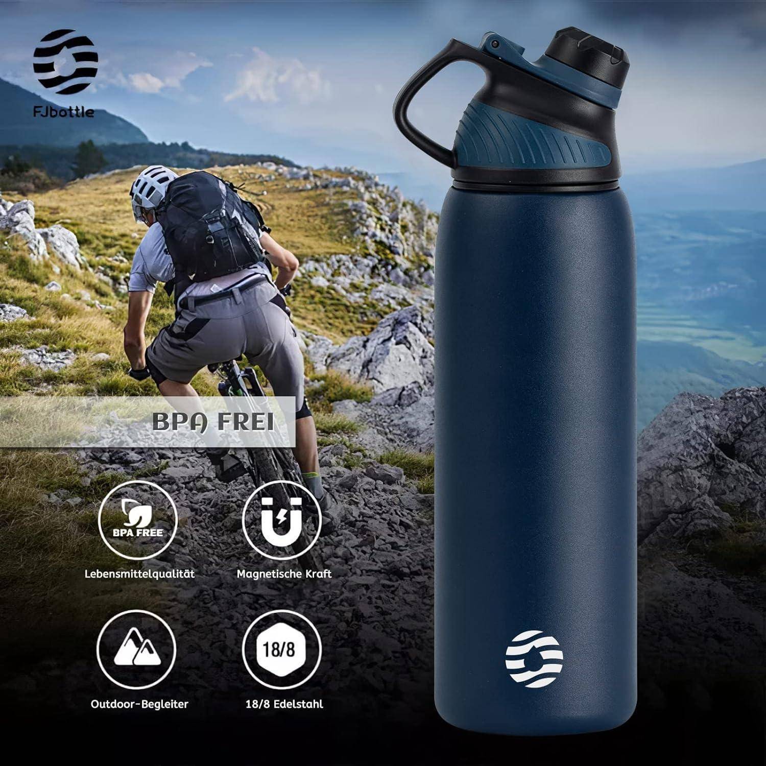 Ein Wanderer in einer bergigen Landschaft mit einer BPA-freien Wasserflasche im Vordergrund. Der Text hebt Produktmerkmale wie den magnetischen Verschluss und das Edelstahlmaterial hervor.