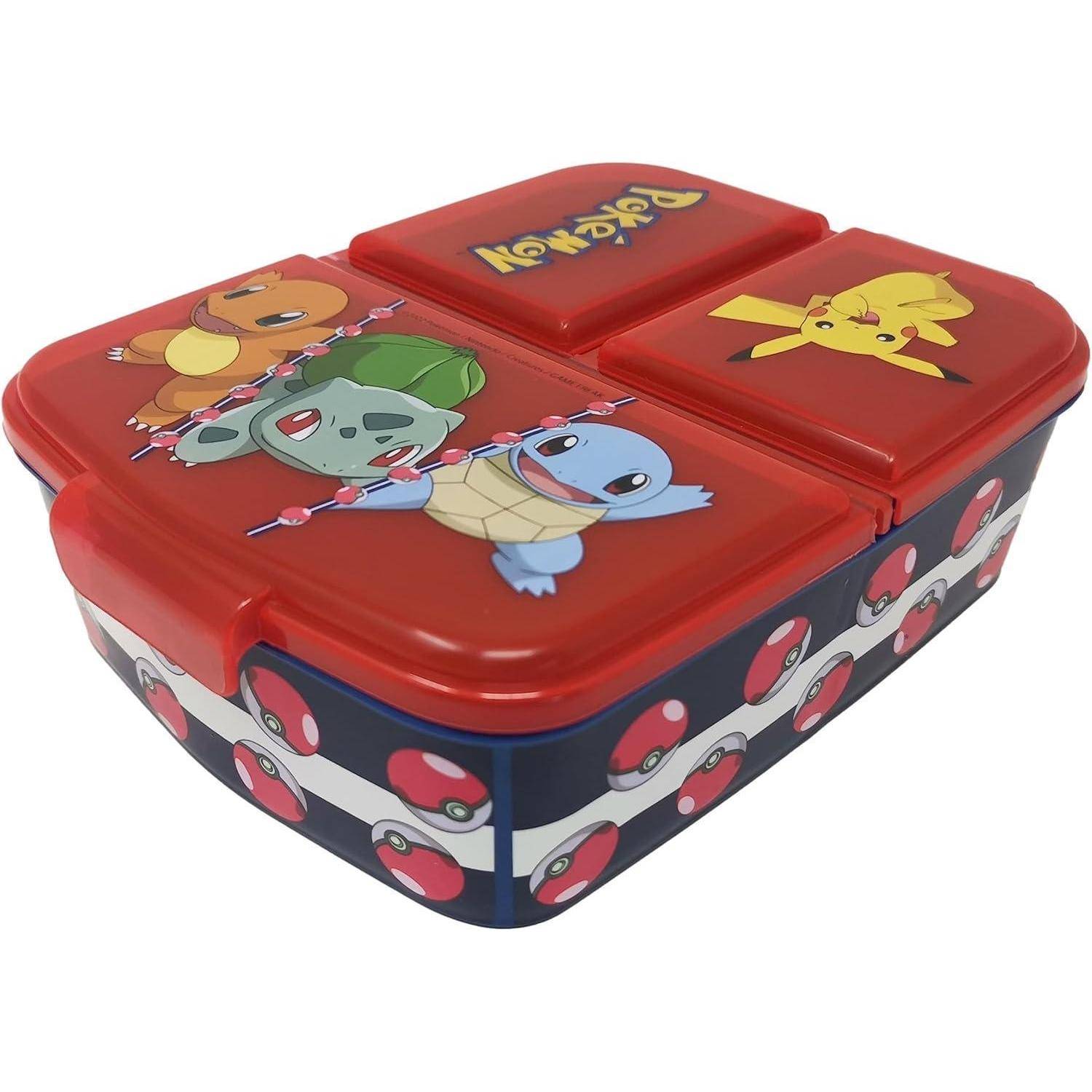Rote Pokémon-Brotdose mit Bildern von Pikachu, Glumanda, Bisasam und Schiggy auf dem Deckel und Pokéball-Muster an den Seiten.
