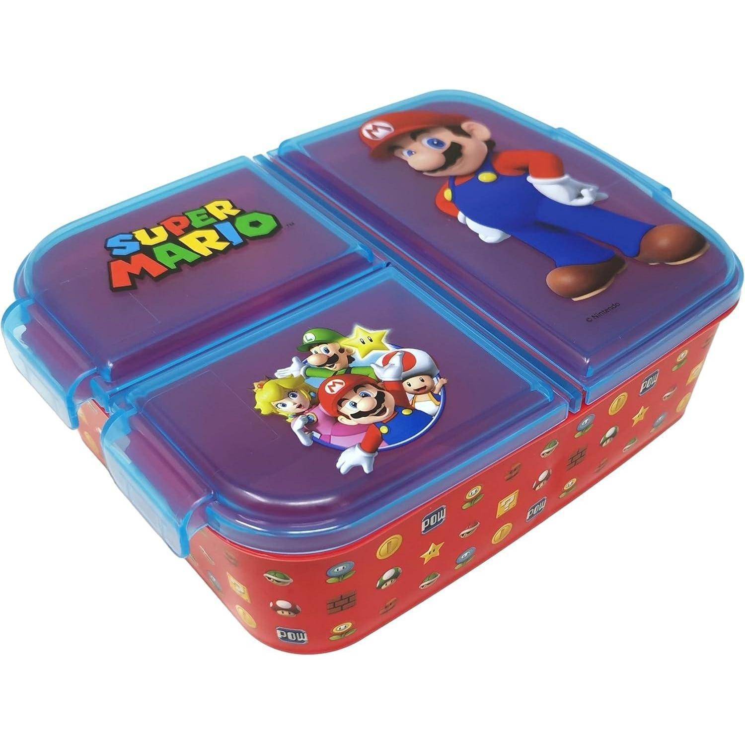Eine farbenfrohe Brotdose mit der Marke 'Super Mario', auf deren Deckel Mario und andere Spielfiguren zu sehen sind, vor einem roten Hintergrund mit Symbolen.