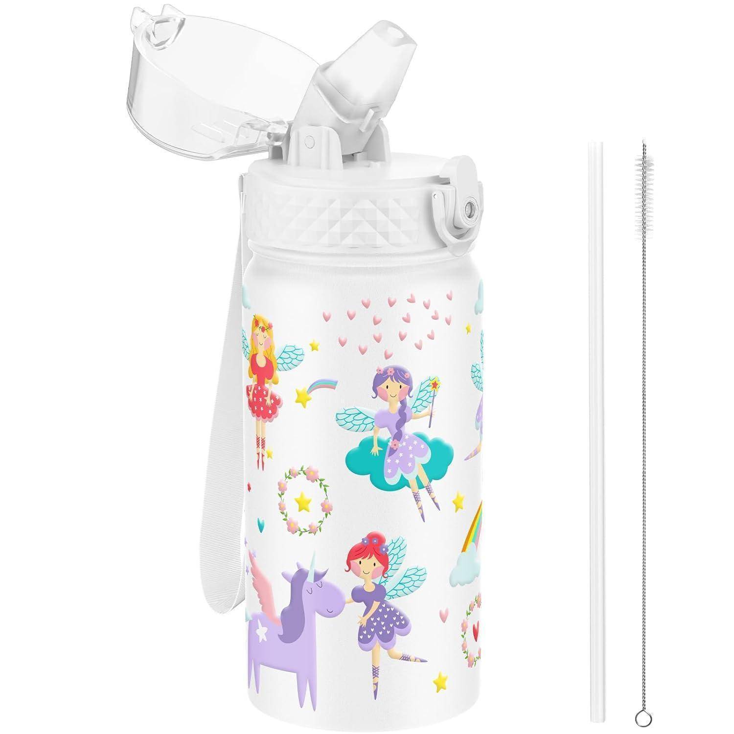 Eine weiße Wasserflasche mit bunten Fee- und Einhorn-Illustrationen, versehen mit einem transparenten Strohhalm und einer Reinigungsbürste.