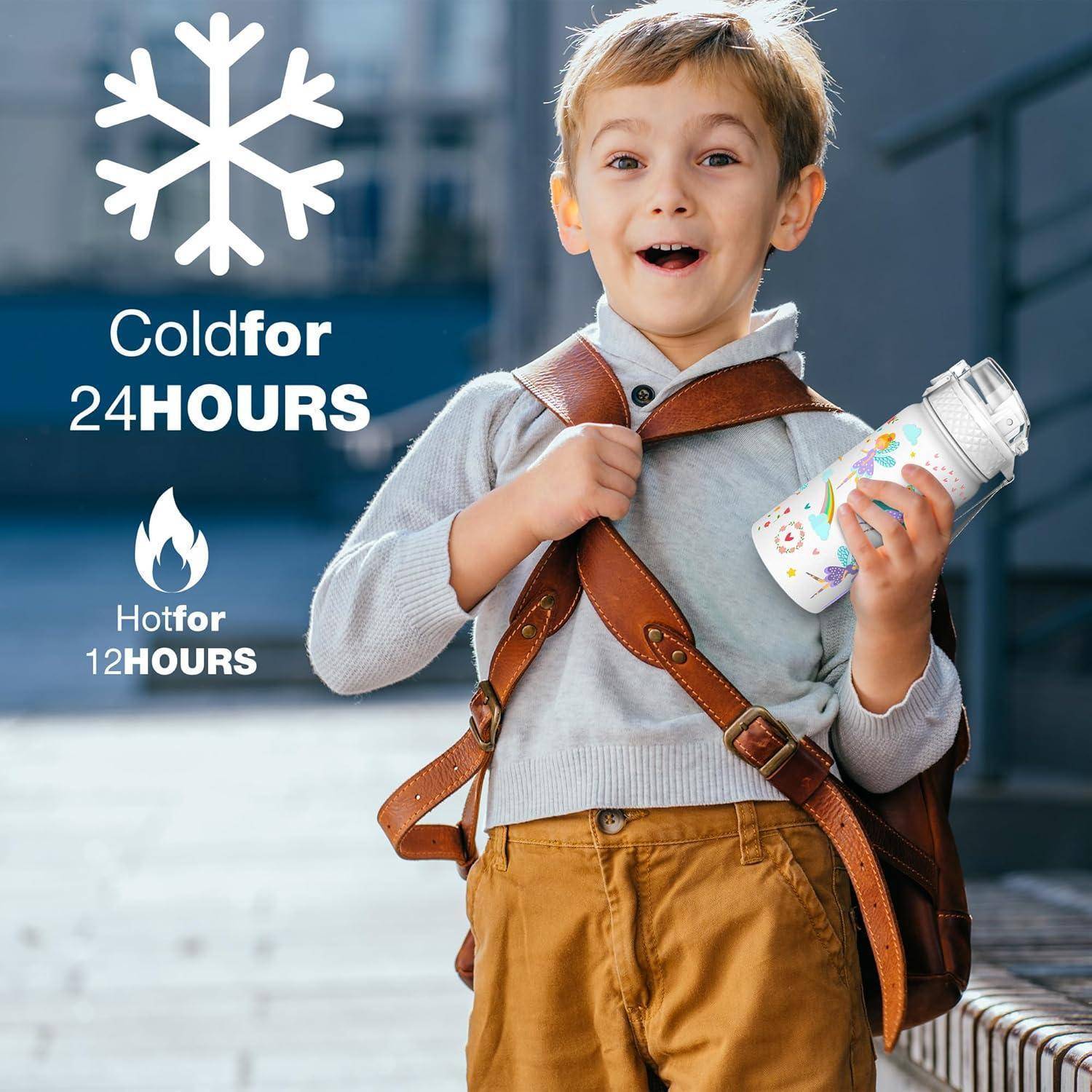 Ein lächelndes Kind mit Rucksack hält eine isolierte Flasche. Text lautet: ‚Kalt für 24 STUNDEN, Heiß für 12 STUNDEN' mit Symbolen einer Schneeflocke und einer Flamme.