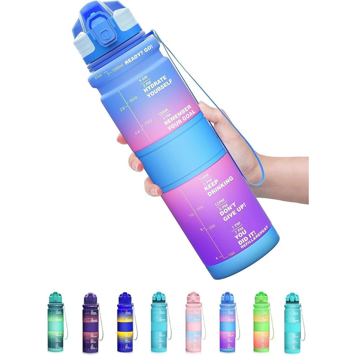 Eine Hand hält eine Wasserflasche mit Farbverlauf von Blau zu Lila, die mit motivierenden Zeitmarkierungen von '7 Uhr' bis '9 Uhr abends' versehen ist. Darunter sind sieben Farbvarianten abgebildet.