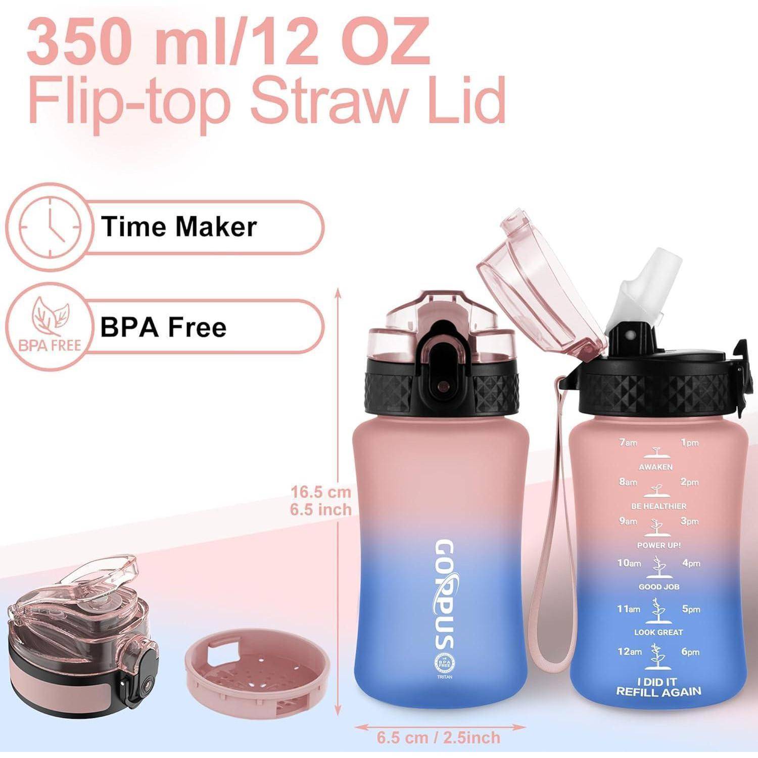 Gopuso 350 ml/12 oz Flasche mit Klappdeckel und Strohhalm'. Zwei Flaschen abgebildet, eine mit Messmarkierungen. BPA-frei, mit Zeitmarkierungsfunktion, in rosa Farbe.