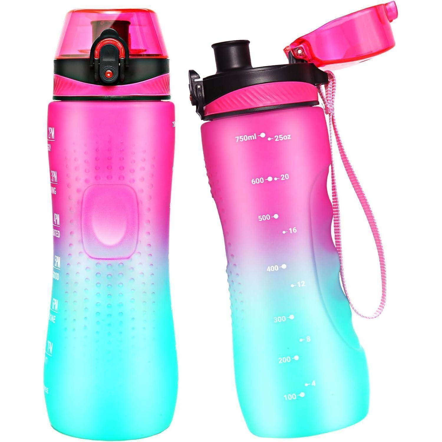 Zwei Wasserflaschen mit Farbverlauf von Rosa zu Blau, mit Messskalen und Klappdeckeln, werden nebeneinander präsentiert.