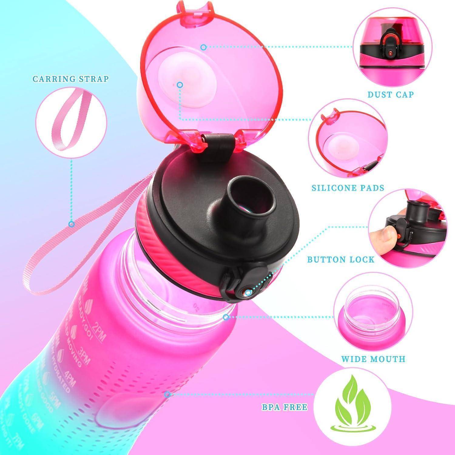 Pinke Wasserflasche mit Klappdeckel, Trageriemen und eingravierten Maßangaben. Hervorgehobene Merkmale: Staubschutzdeckel, Silikonpads, Verriegelungsknopf, breite Öffnung und BPA-frei.