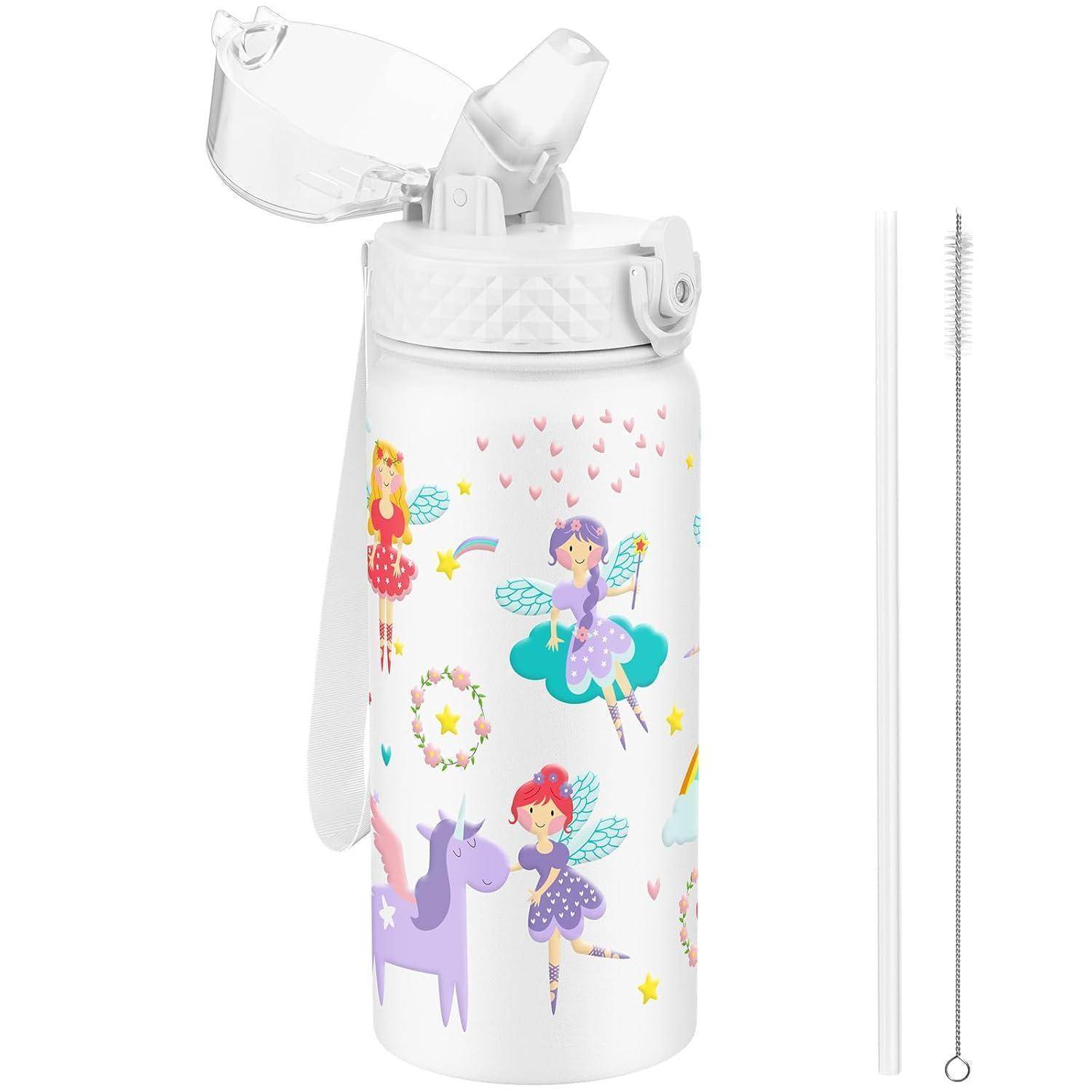 Eine weiße Wasserflasche mit bunten Fee- und Einhorn-Illustrationen, einem transparenten Klappdeckel und einem Trageriemen; inklusive Strohhalm und Reinigungsbürste.