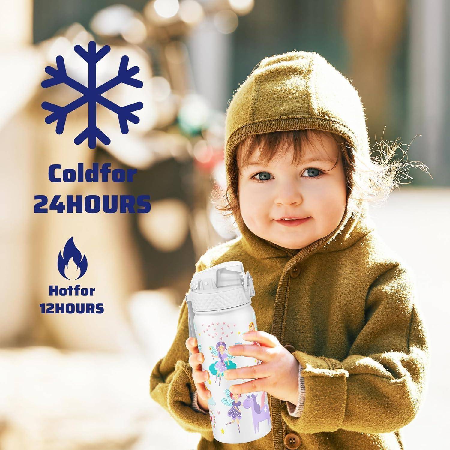 Ein Kind in einem grünen Mantel hält eine isolierte Wasserflasche. Der Text daneben zeigt ‚Kalt für 24 STUNDEN' mit einem Schneeflocken-Symbol und ‚Heiß für 12 STUNDEN' mit einem Flammen-Symbol.