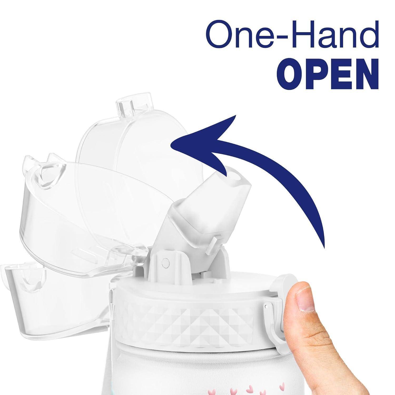 Behälter mit einer 'Mit einer Hand ÖFFNEN' Funktion, der eine Hand zeigt, die den Deckel mühelos öffnet, betont durch einen Richtungspfeil.