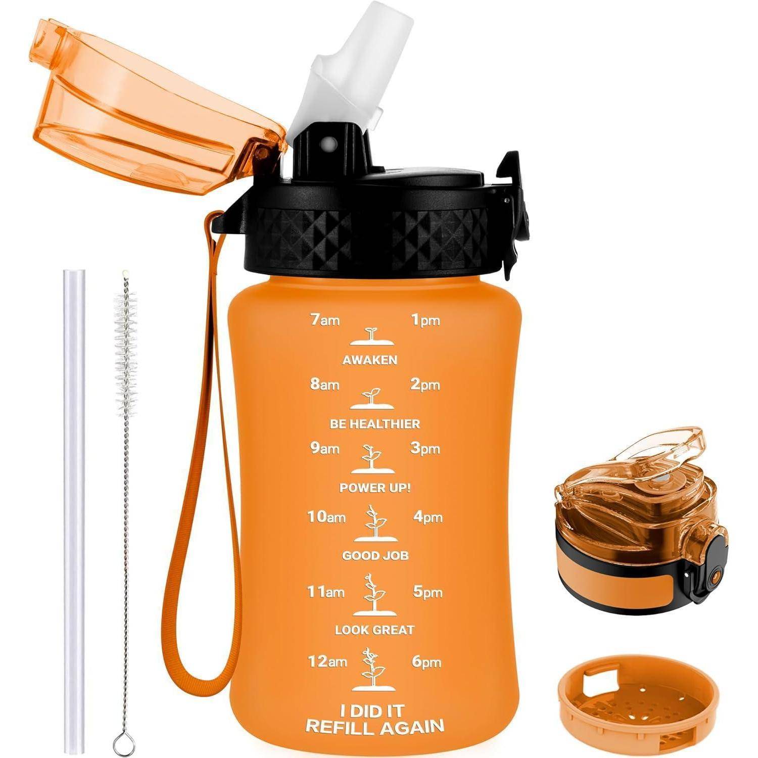 Eine orangefarbene Wasserflasche mit einer zeitbasierten Motivationsskala von 7 Uhr bis 19 Uhr, die Hydrierungsziele fördert, inklusive Strohhalm, Bürste und Deckelzubehör.