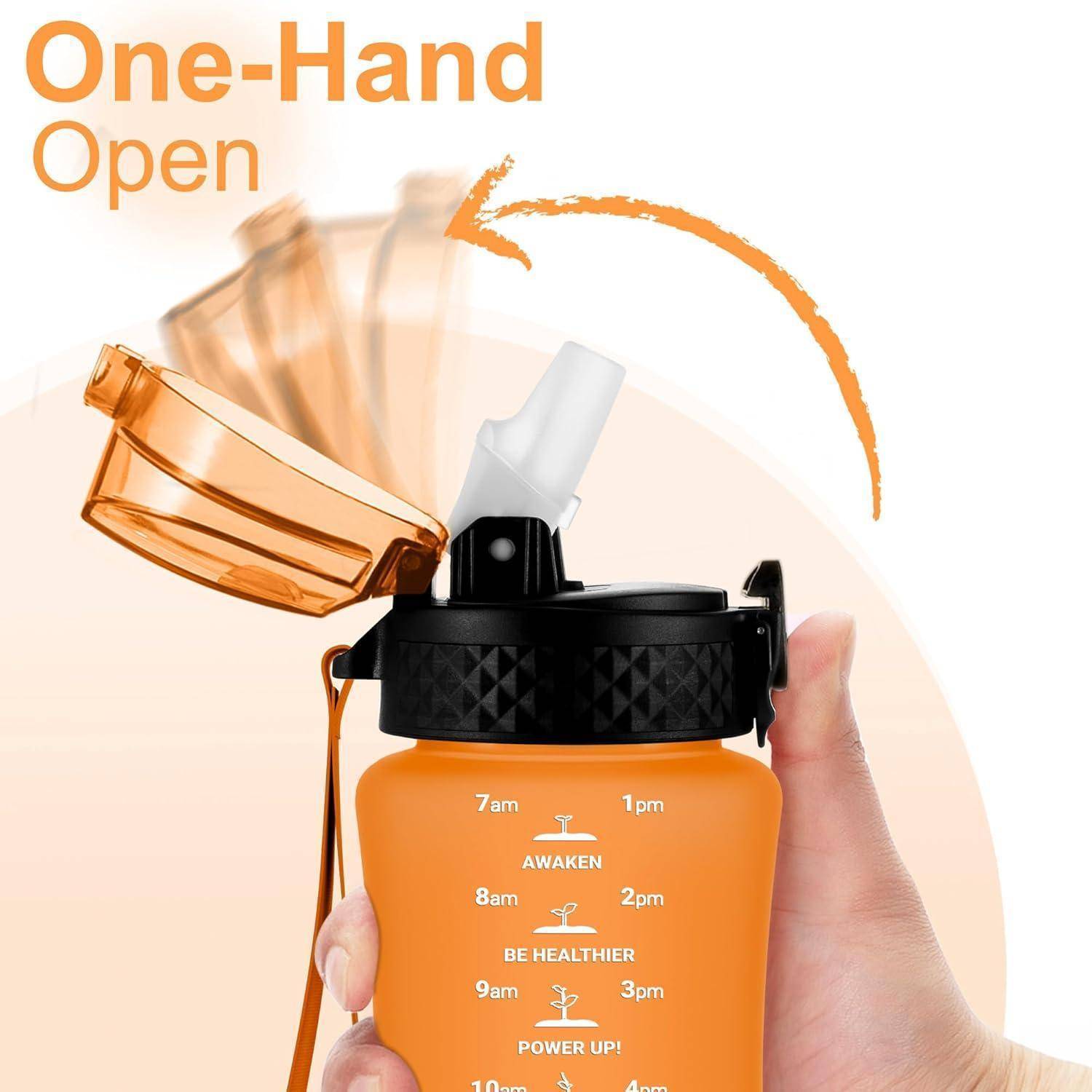 Eine Hand hält eine orangefarbene Wasserflasche mit einer leicht zu öffnenden Deckelvorrichtung. Weißer Text auf der Flasche zeigt Zeiten von 7 Uhr morgens bis 9 Uhr abends für Hydratationserinnerungen.