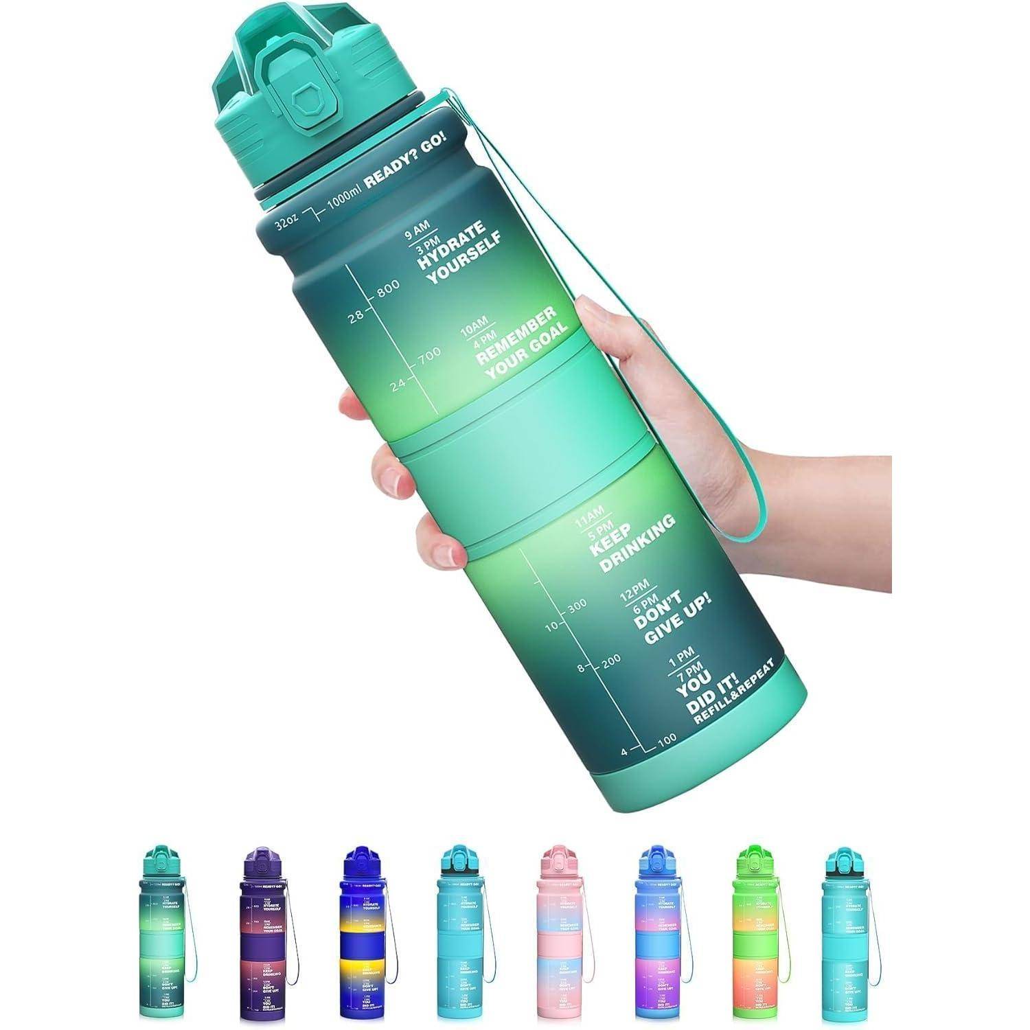 Eine Hand hält eine Wasserflasche mit Farbverlauf, die mit Zeitmarkierungen und motivierenden Phrasen wie ‚Weiter trinken' und ‚Gib niemals auf' beschriftet ist.