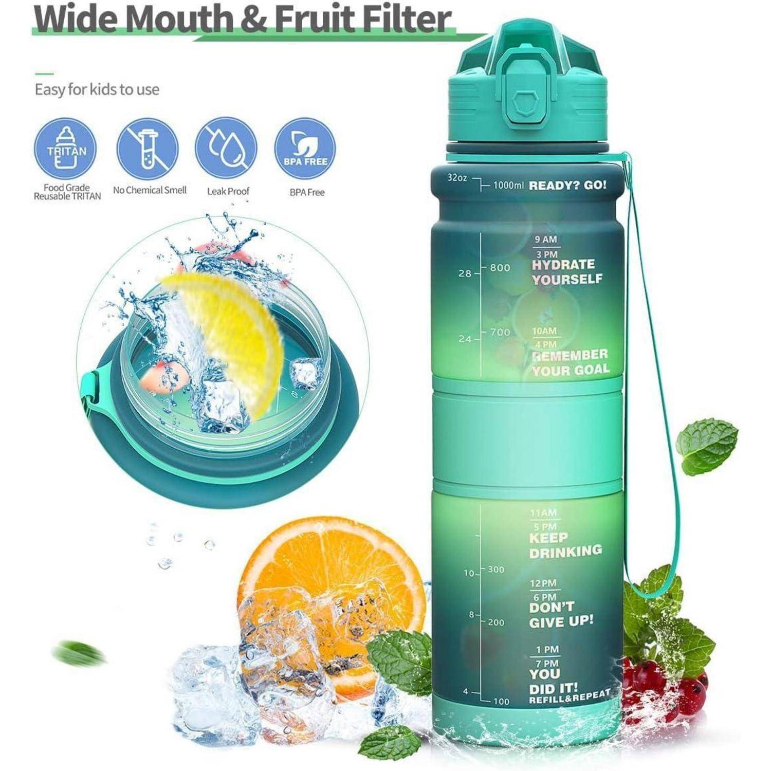 Eine grüne Wasserflasche mit Zeitmarkierungen von 8 Uhr morgens bis 14 Uhr, die zur Hydration ermutigt. Umgeben von Eis, Minzblättern und einer Orangenscheibe.