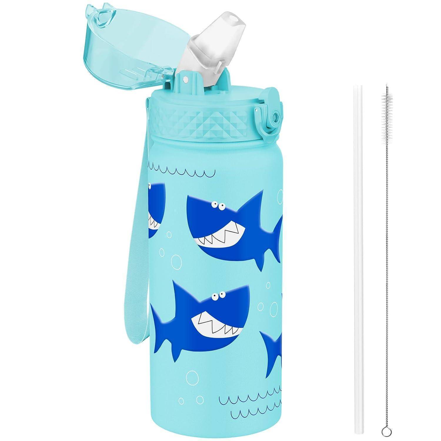 Wasserflasche in Türkisblau mit blauen Haiillustrationen, geöffnetem Deckel und Trinkhalm. Enthält einen zusätzlichen Trinkhalm und eine Reinigungsbürste auf der rechten Seite.