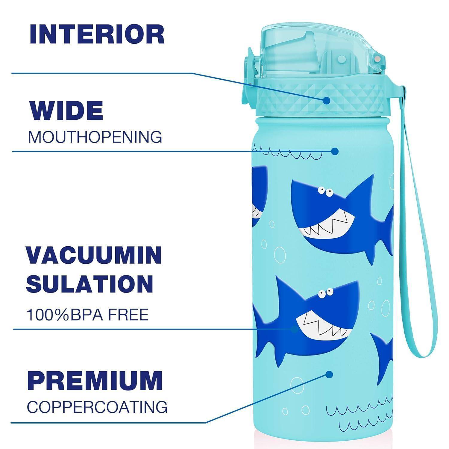 Eine blaue Wasserflasche mit einem Haimotiv. Etiketten lesen: 'INNENRAUM', 'WEITE ÖFFNUNG', 'VAKUUMISOLIERUNG 100% BPA-FREI', 'PREMIUM-KUPFERBESCHICHTUNG'.