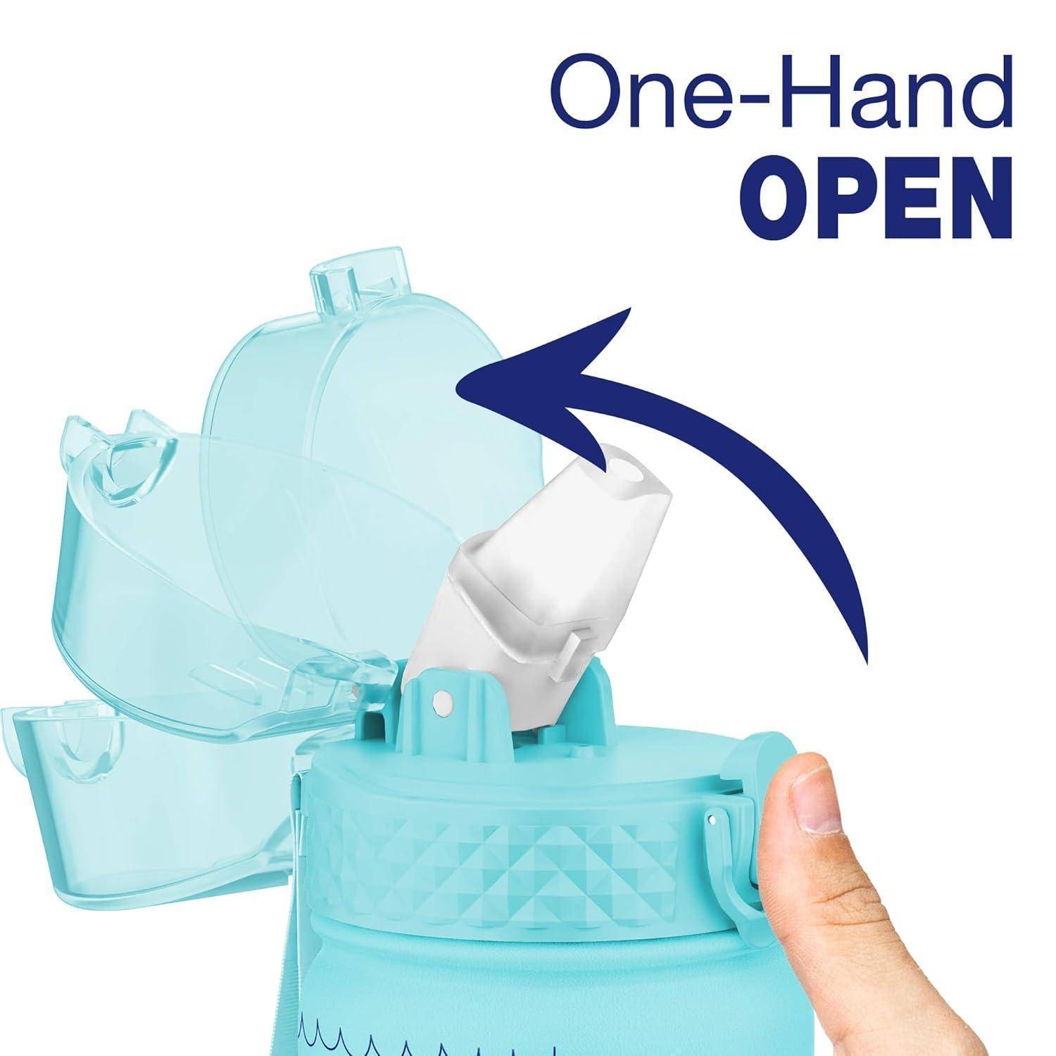 Finger drückt Taste, um den Deckel einer türkisfarbenen Wasserflasche zu öffnen, mit Text ‚Mit einer Hand ÖFFNEN', was Benutzerfreundlichkeit und Einfachheit demonstriert.