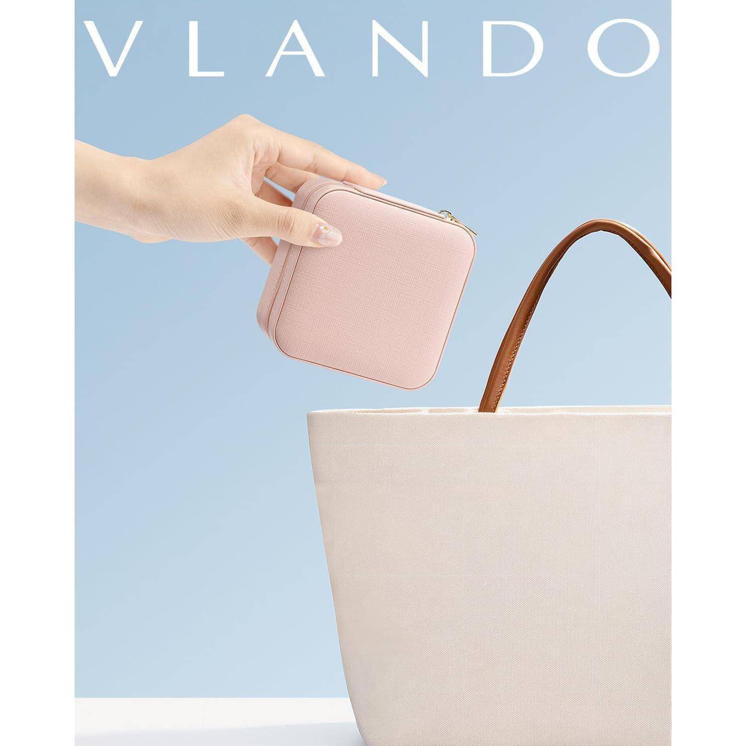 Eine Hand legt eine kleine rosa Schmuckschatulle in einen beigen Shopper vor einem blauen Hintergrund mit dem Text 