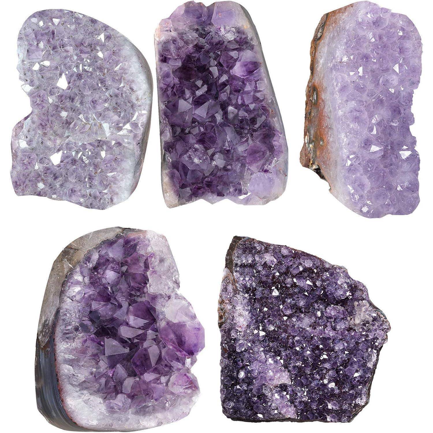 Fünf Amethyst-Geoden in unterschiedlichen Formen und Größen, die lebendige violette Kristalle in Clustern präsentieren.