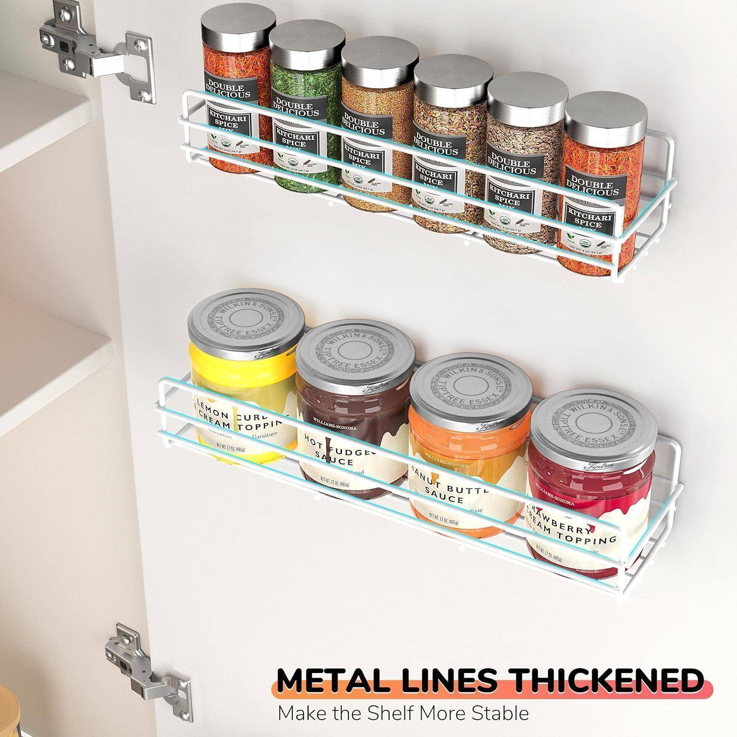 Zwei Metallgewürzregale, die an einer Schranktür montiert sind. Das obere Regal trägt Gewürzgläser, das untere Regal trägt Gläser mit Dessert-Toppings. Text lautet: 