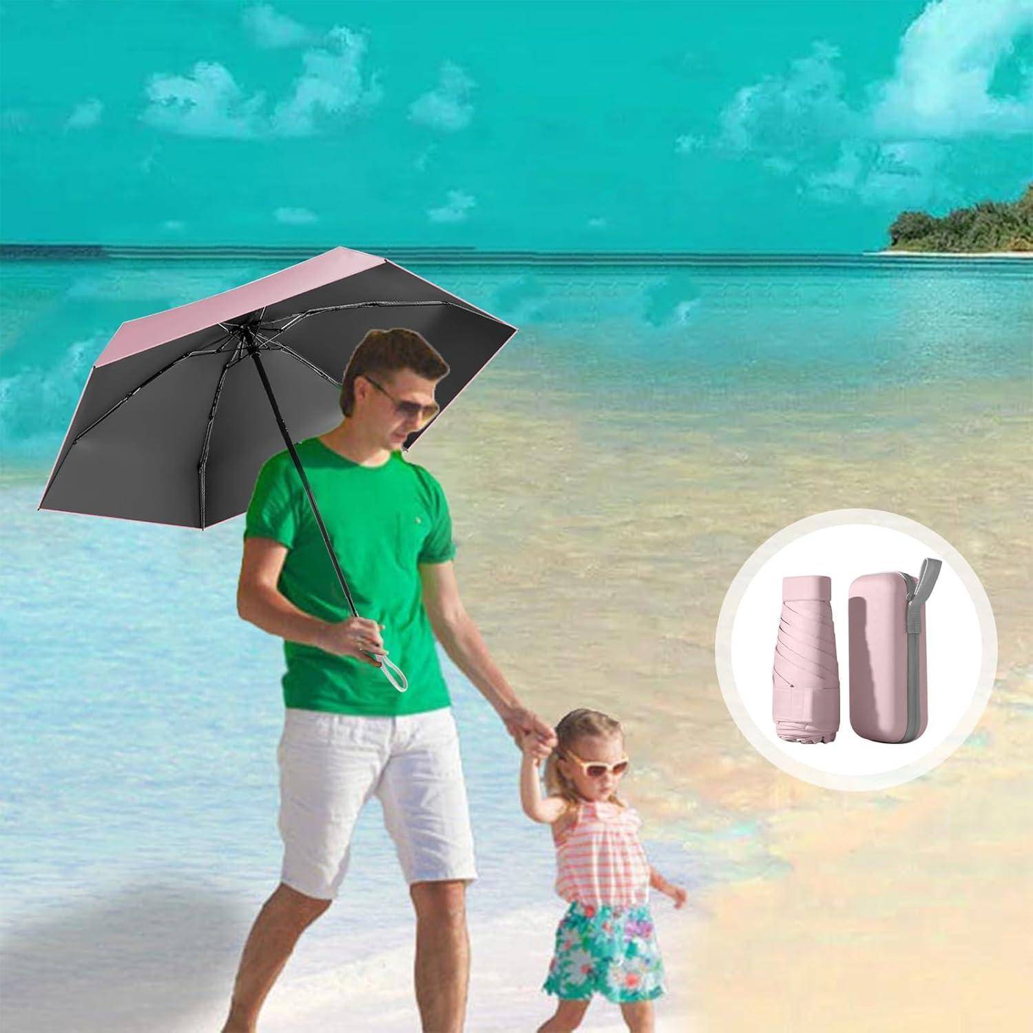 Ein Mann und ein Kind gehen an einem Strand mit klarem Himmel spazieren. Der Mann hält einen großen pinken Regenschirm, und eine Wasserflasche ist neben ihnen zu sehen.