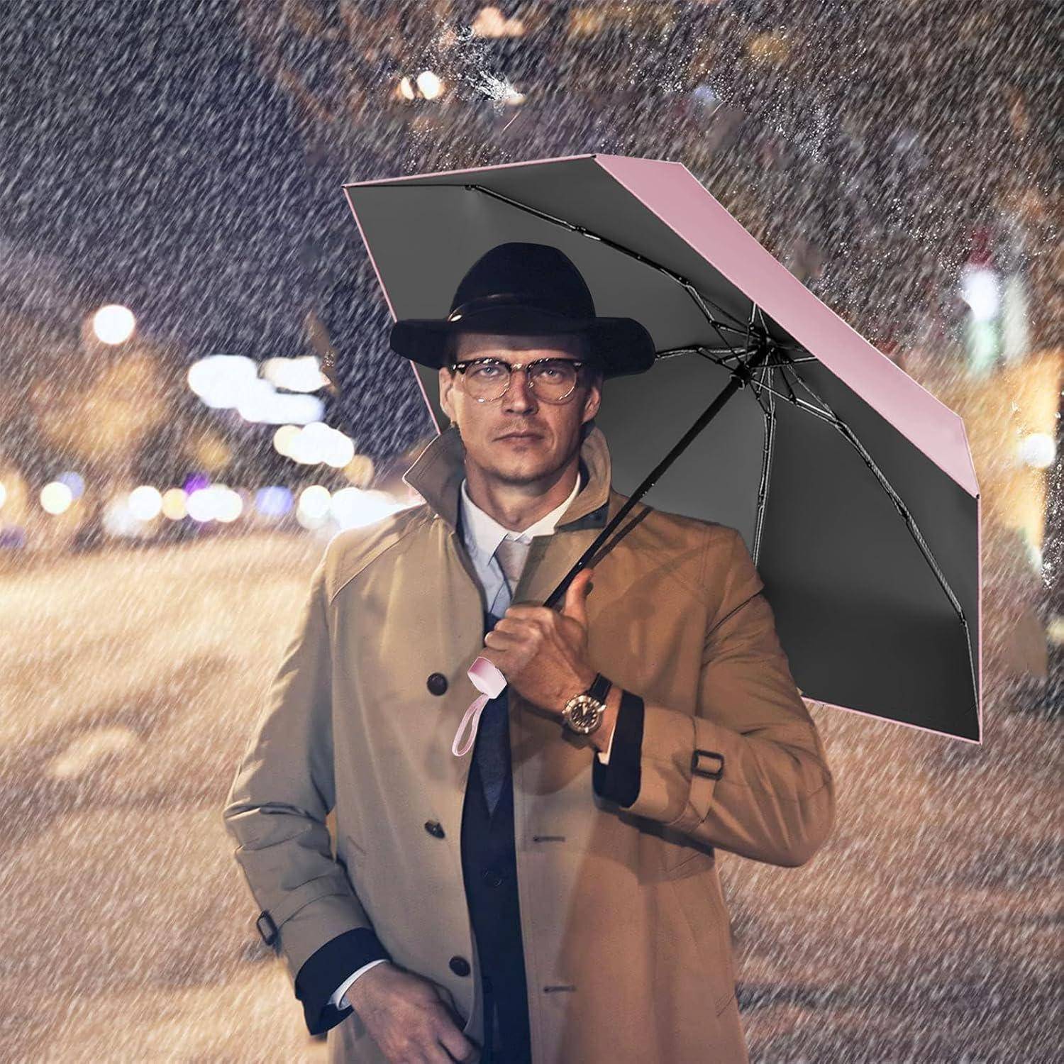 Eine Person in einem Trenchcoat und Hut hält einen Schirm auf einer regennassen Stadtstraße bei Nacht. Lichter verwischen im Hintergrund und schaffen eine düstere Atmosphäre.
