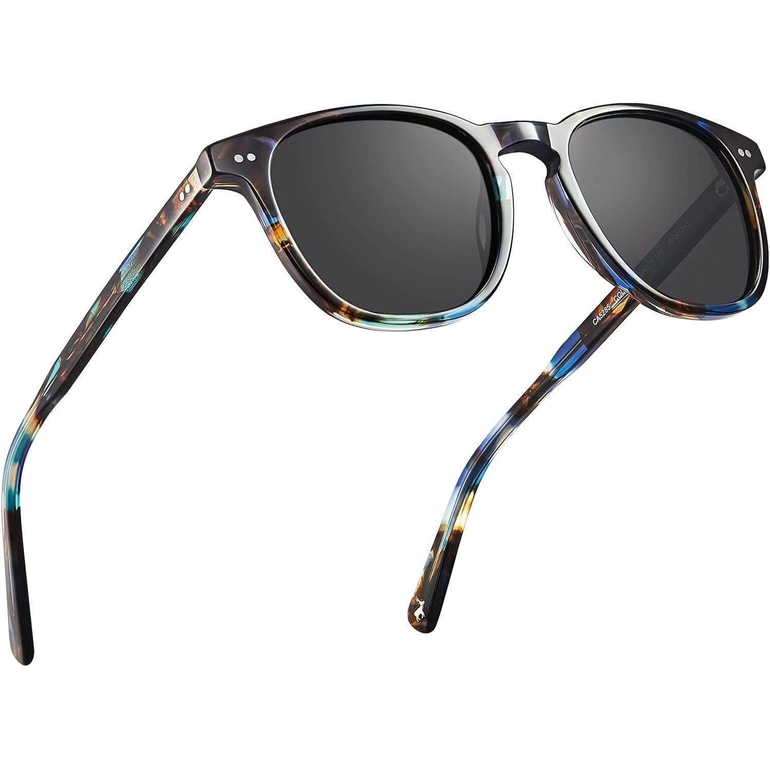 Schwarze Sonnenbrille mit mehrfarbigen, schildpattgemusterten Bügeln und Rahmenakzenten, die vor einem weißen Hintergrund gezeigt wird.