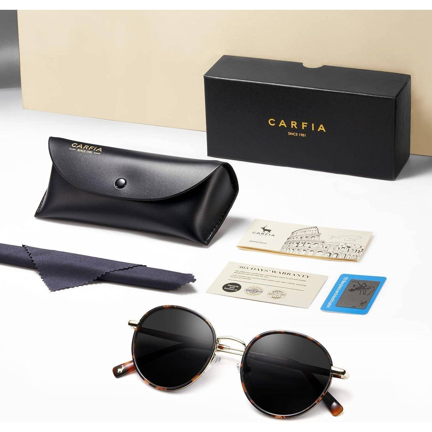 Runde Sonnenbrille mit Schildpattrahmen und dunklen Gläsern wird neben einem schwarzen Etui, einem Reinigungstuch und einer Schachtel mit der Aufschrift ‚Carfia' präsentiert.