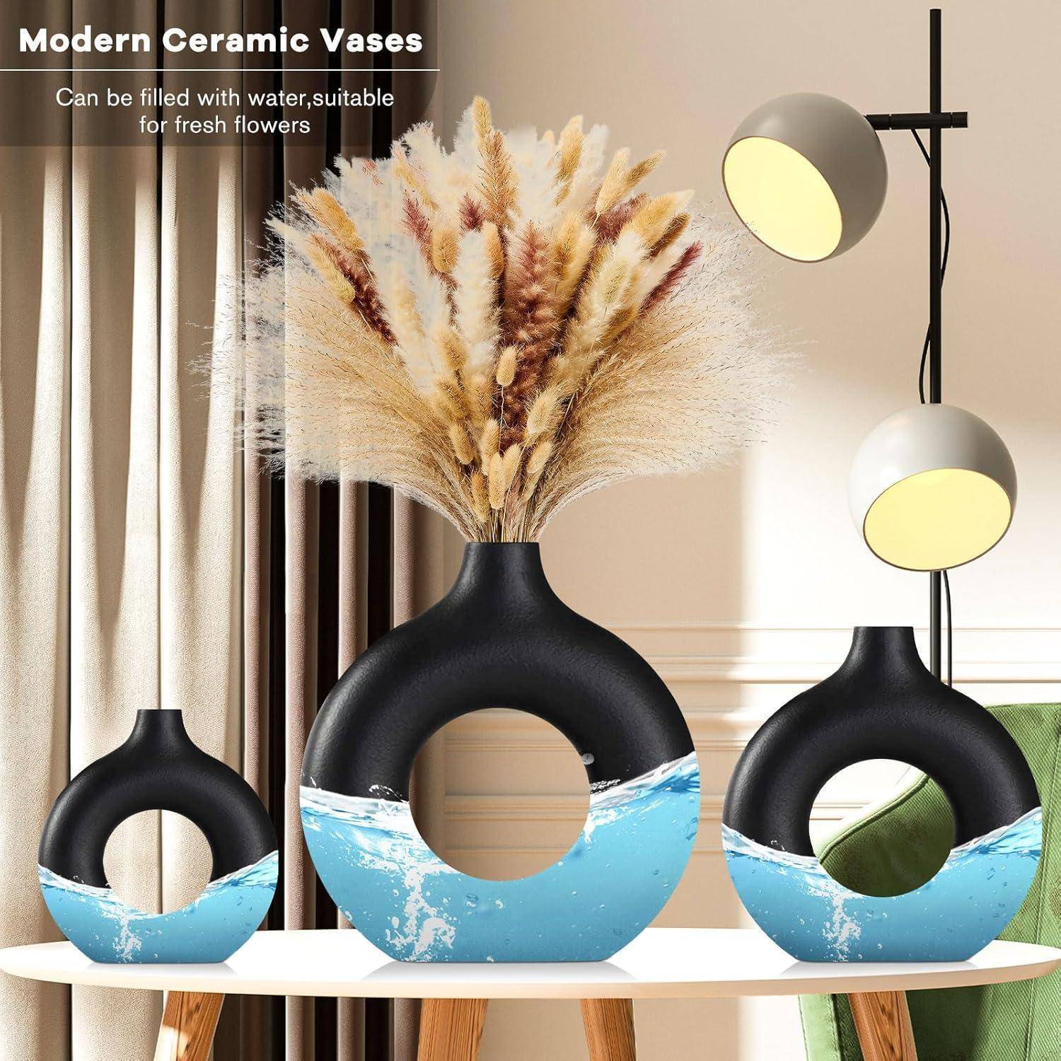 Keramikvasen mit runden Öffnungen und blauen Akzenten, präsentiert mit getrockneten Blumen unter modernen Lampen. Text: 'Moderne Keramikvasen'.