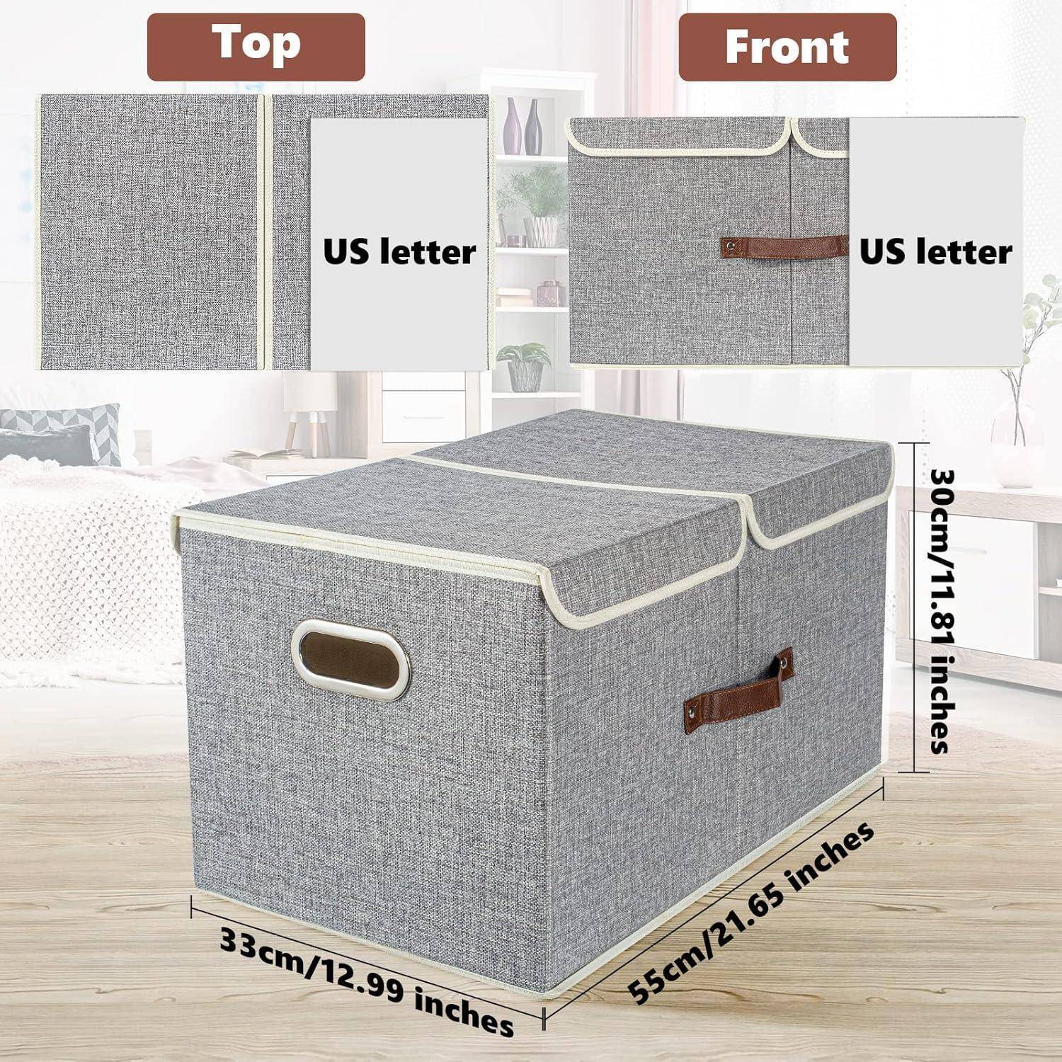 Faltbare Aufbewahrungsbox mit Deckel in einem Wohnzimmer, Abmessungen angegeben mit 55 cm x 33 cm x 30 cm, ausgestattet mit Griffen und einem grauen Stoffbezug.