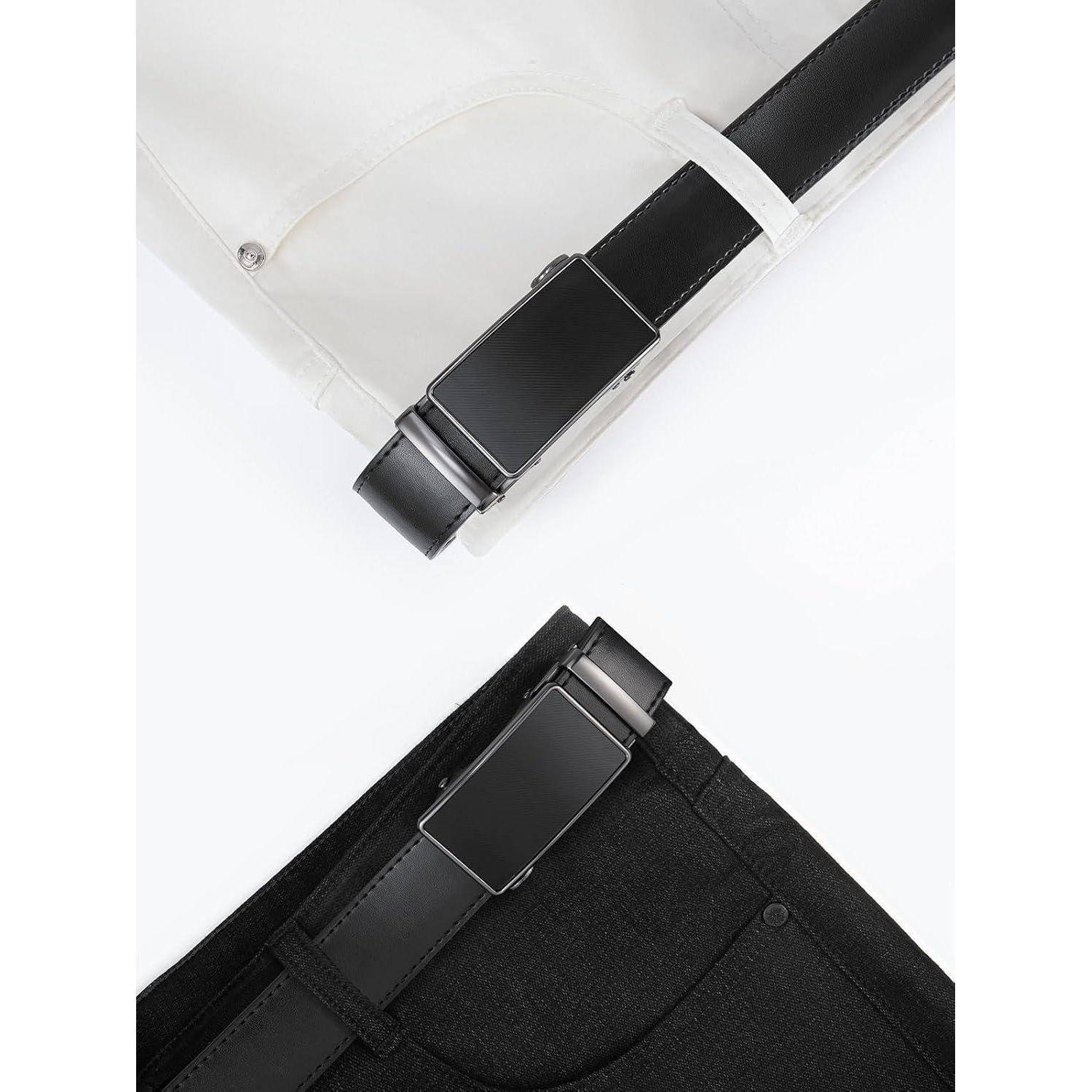 Zwei schwarze Gürtel mit rechteckigen Schnallen, die durch schwarze und weiße Hosen geschlungen sind und ein minimalistisches Design sowie einen Stilkontrast präsentieren.
