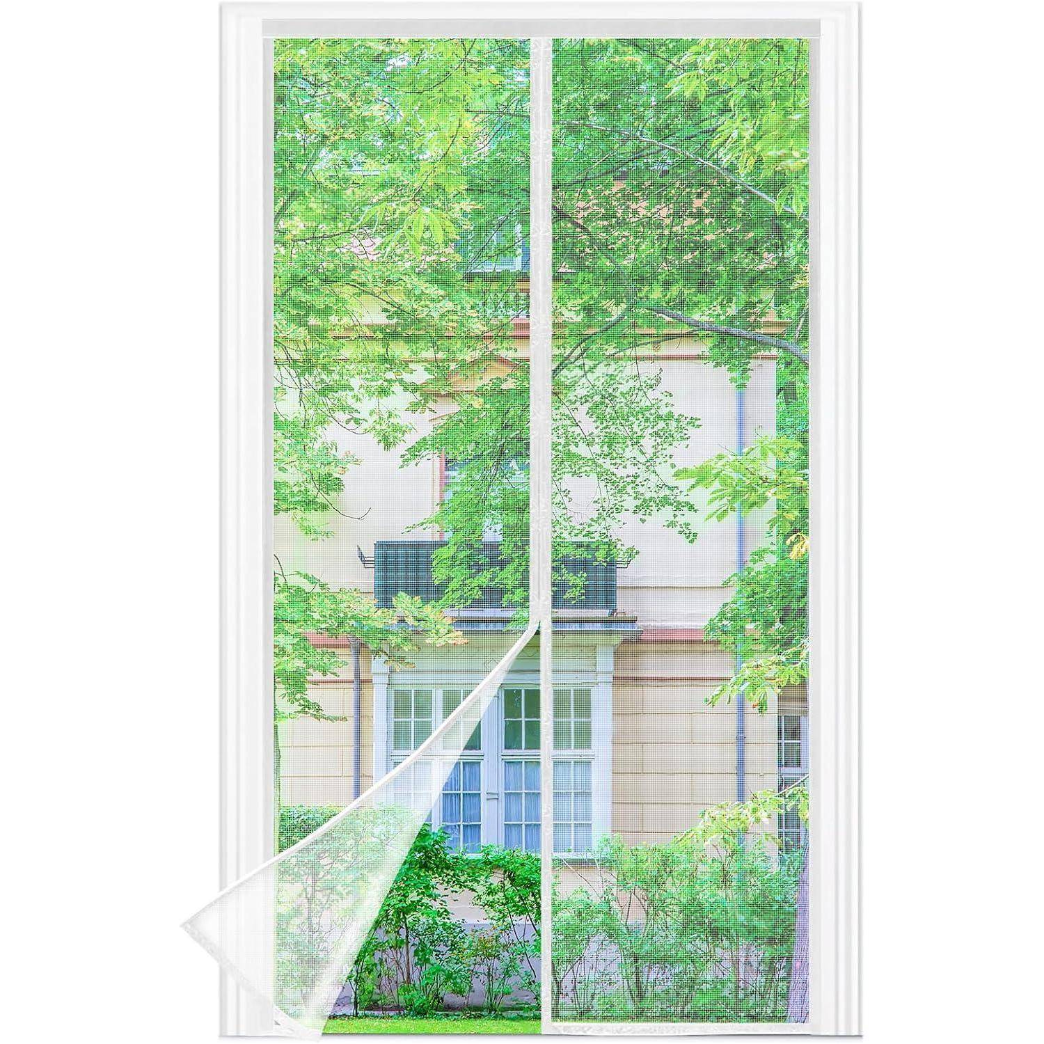 Eine Fensteransicht, die teilweise von einer transparenten Folie verdeckt wird, zeigt einen belaubten Baum und eine beige Gebäudefassade mit weißgerahmten Fenstern.