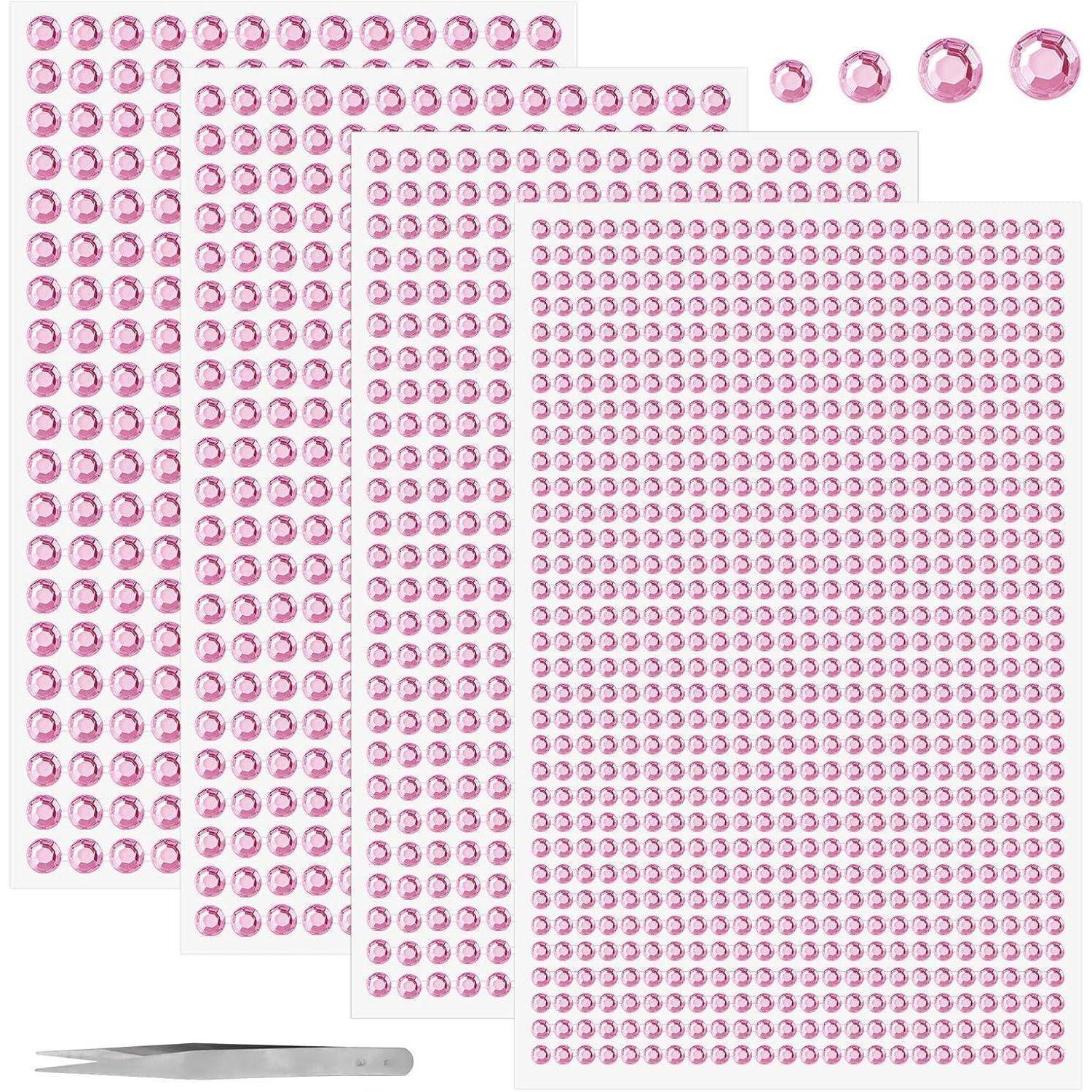 Vier Bögen selbstklebender rosa Strasssteine in verschiedenen Größen, zusammen mit einer Pinzette, verwendet für Basteln oder Dekoration.
