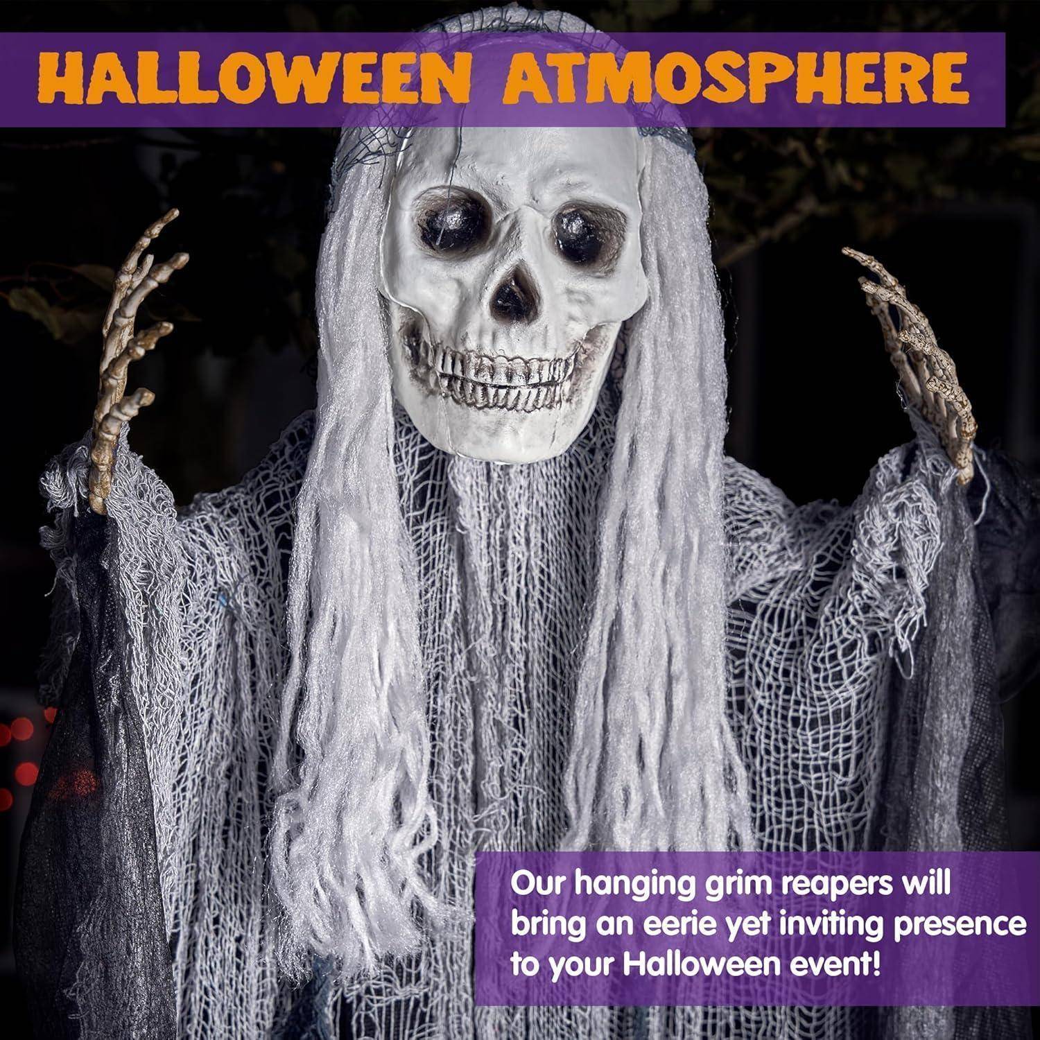 Skelettfigur in zerlumptem Tuch gehüllt mit leuchtenden Augen. Text: Halloween-Atmosphäre. Einladende Präsenz für Ihr Halloween-Event.