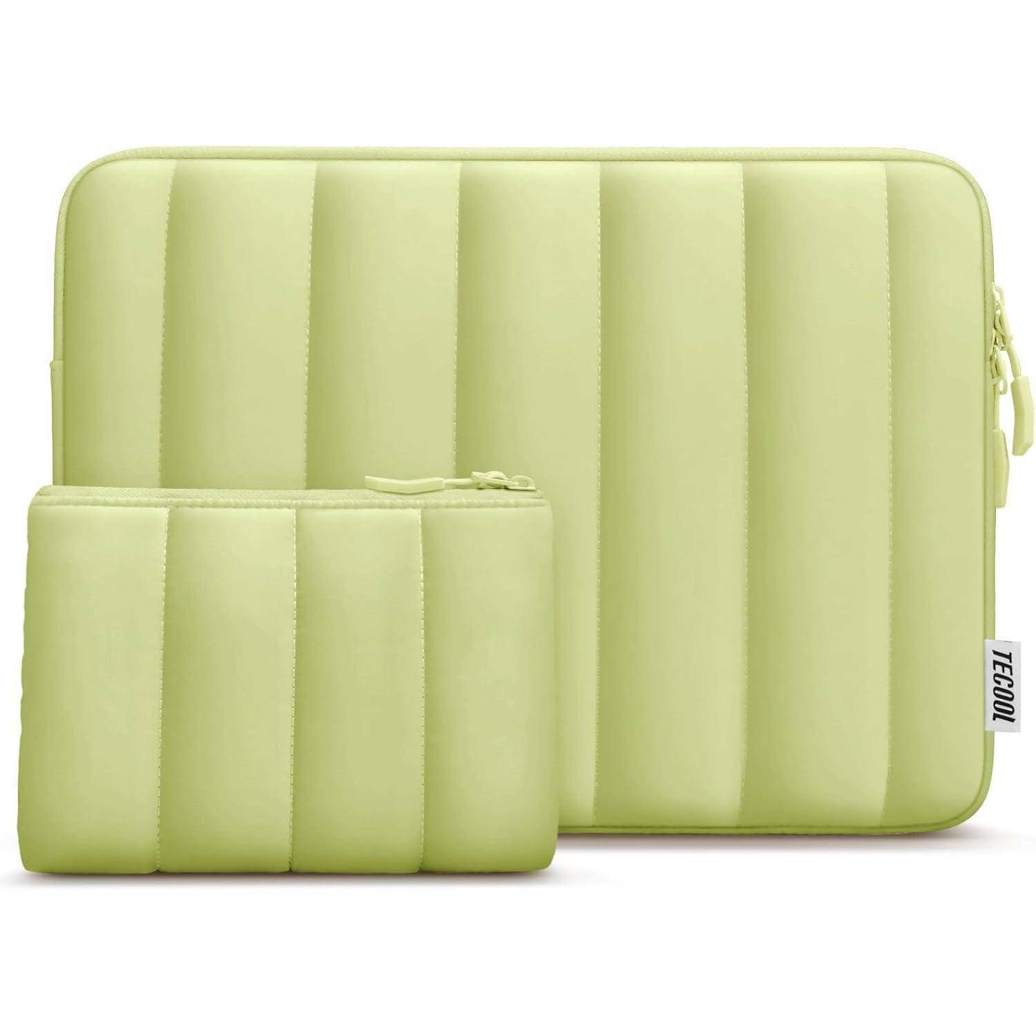 Hellgrüne gepolsterte Laptophülle und kleine Tasche, beide mit Reißverschluss. Die Hülle ist vertikal gerippt und verfügt über ein kleines Etikett.