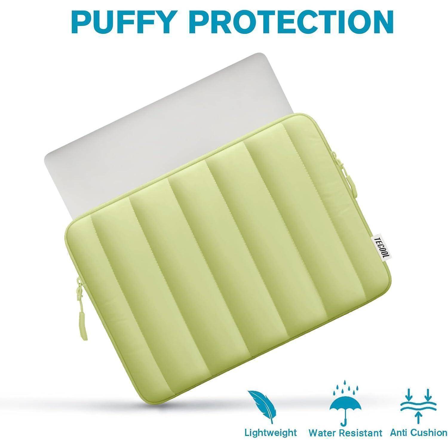 Eine gepolsterte grüne Laptop-Hülle wird präsentiert, die für 'Puffy Protection' entwickelt wurde. Zu den Merkmalen gehören Leichtgewichtigkeit, Wasserbeständigkeit und Anti-Kissen-Eigenschaften.