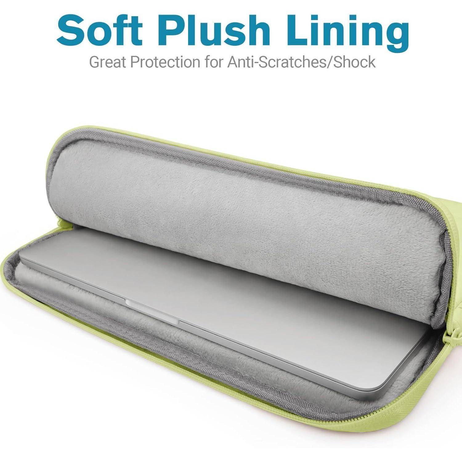 Laptoptasche mit weichem Plüschfutter, geöffnet, um das schützende Innere zu zeigen. Text lautet: 