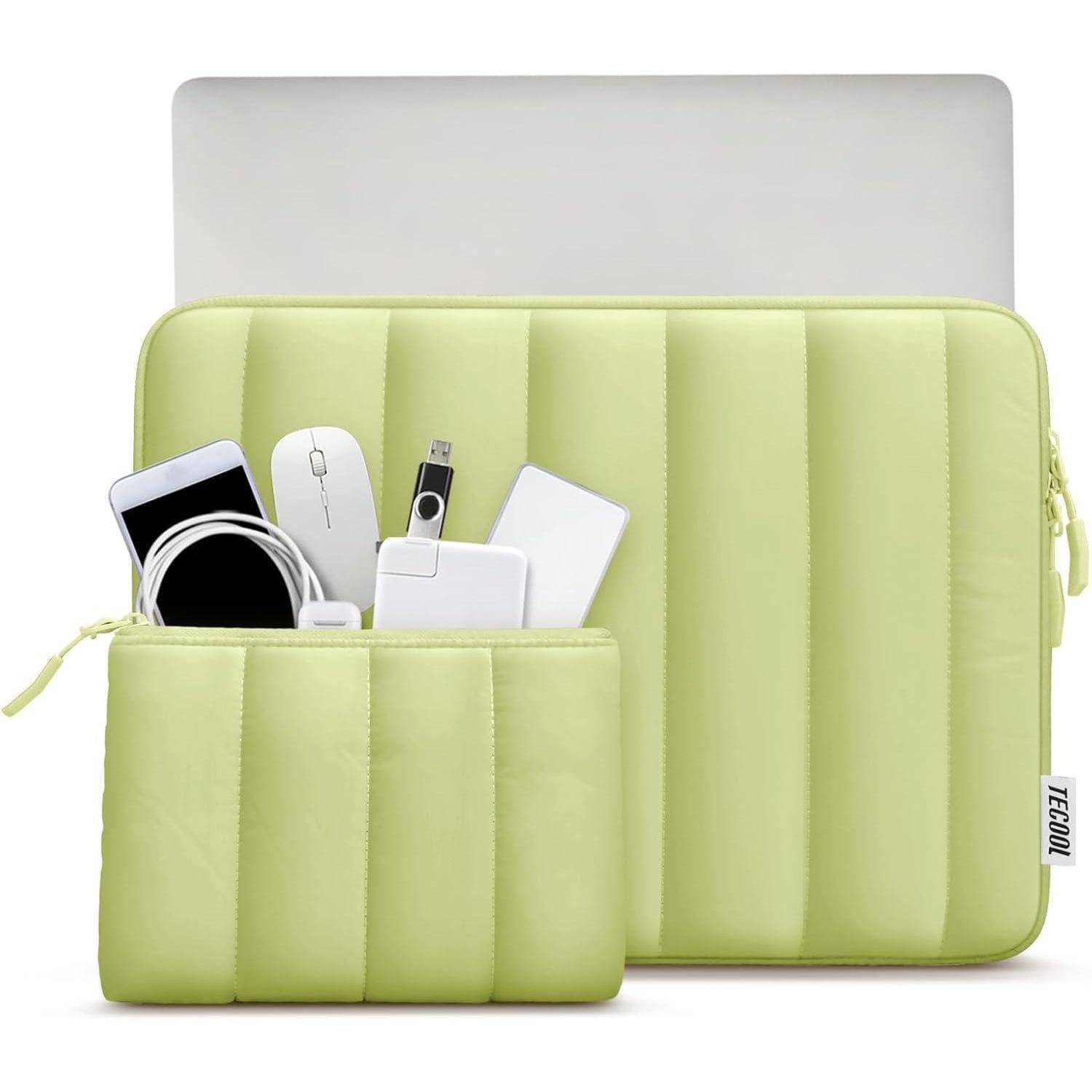 Grüne gepolsterte Laptoptasche und kleinere Tasche mit Handy, Maus, Ladegerät, USB-Stick und Kabeln, die die Organisation von Geräten veranschaulicht.